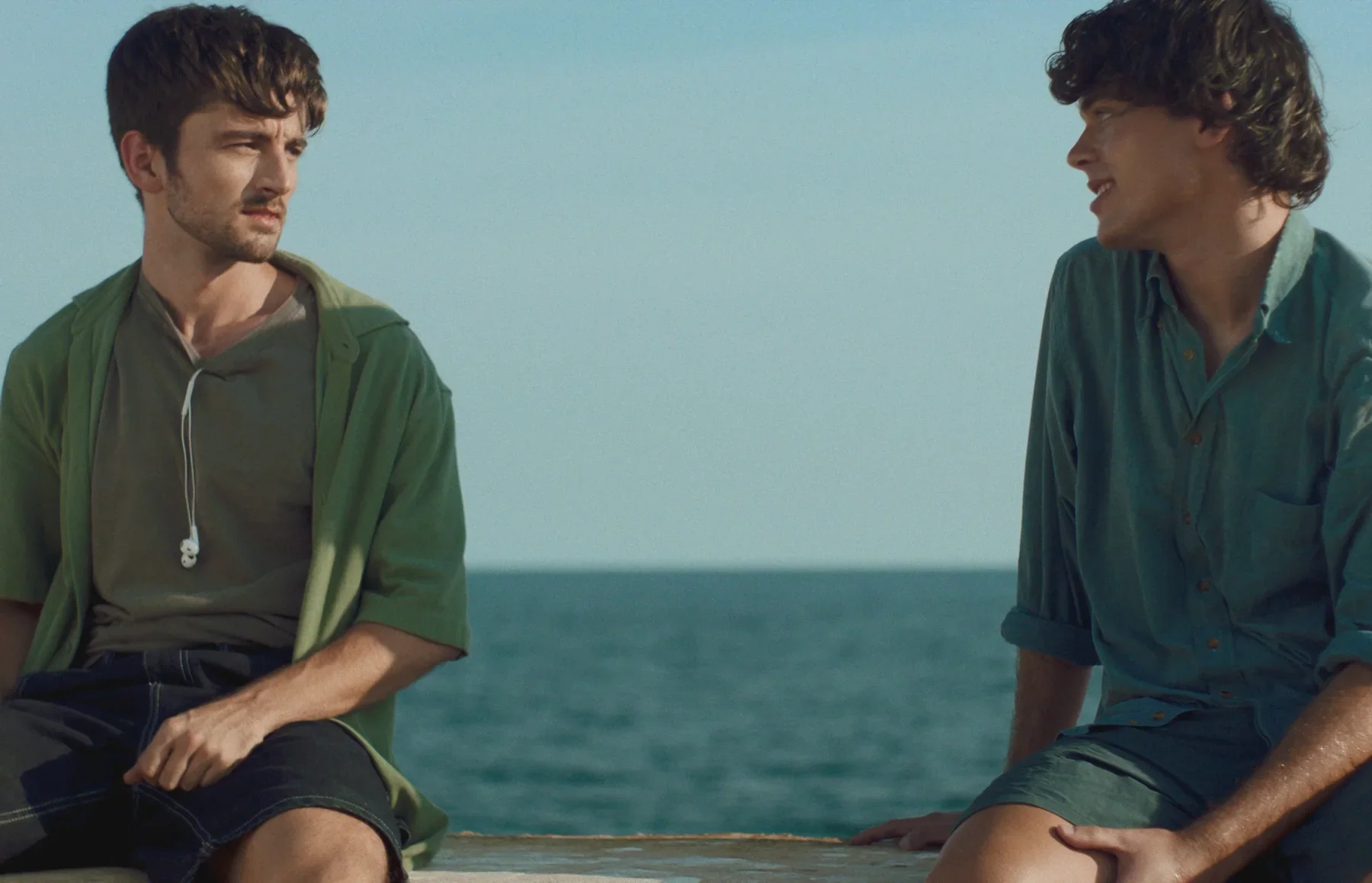 Álvaro y el Hombre del Mar conversan junto al puerto.