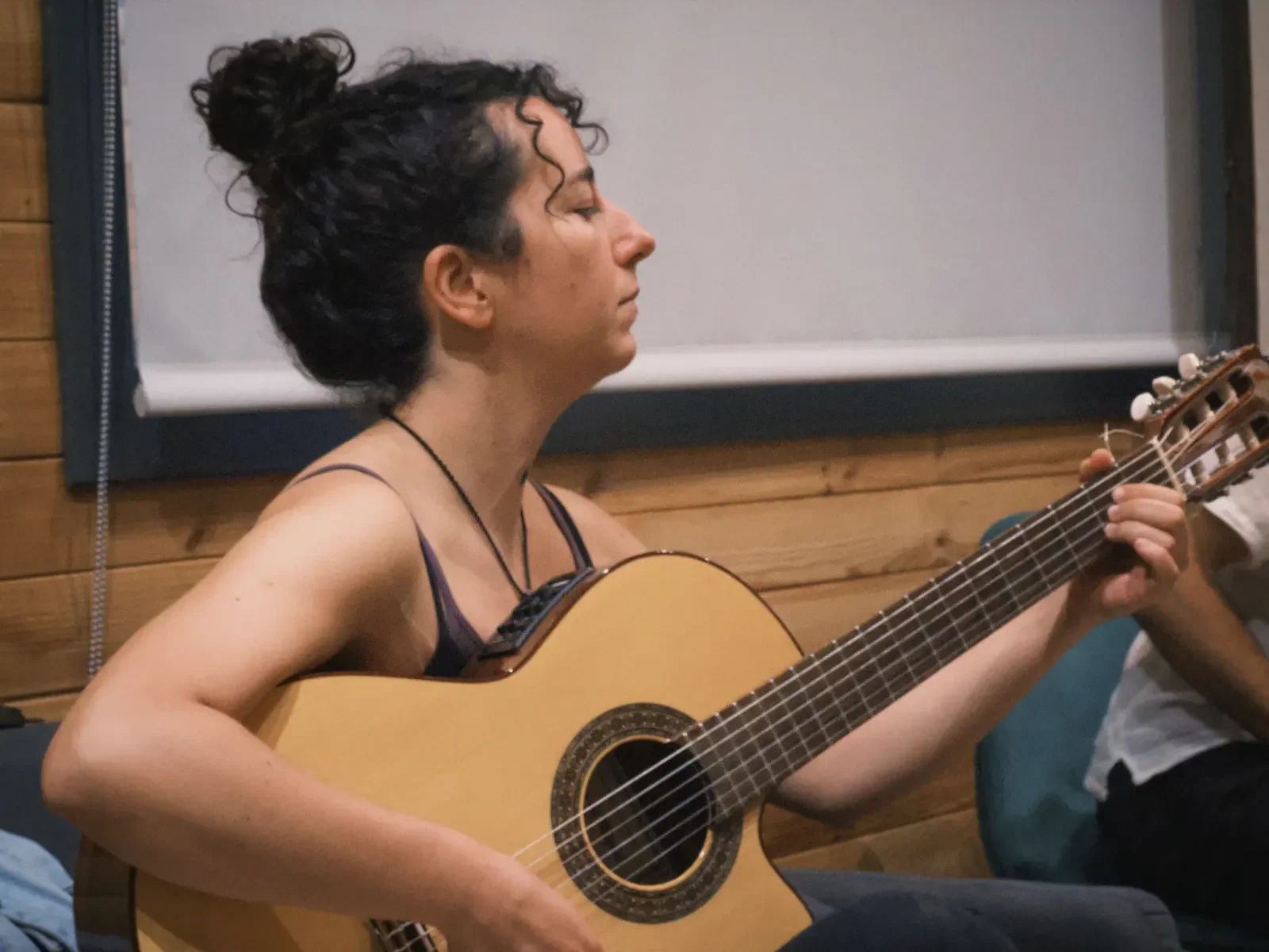 Paula Lloret toca la guitarra en el estudio de grabación.