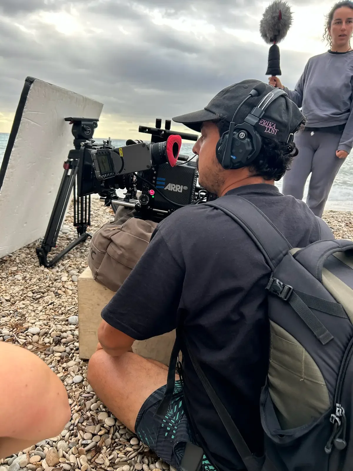 Trabajo de cámara y sonido en la playa durante el rodaje de Onades.