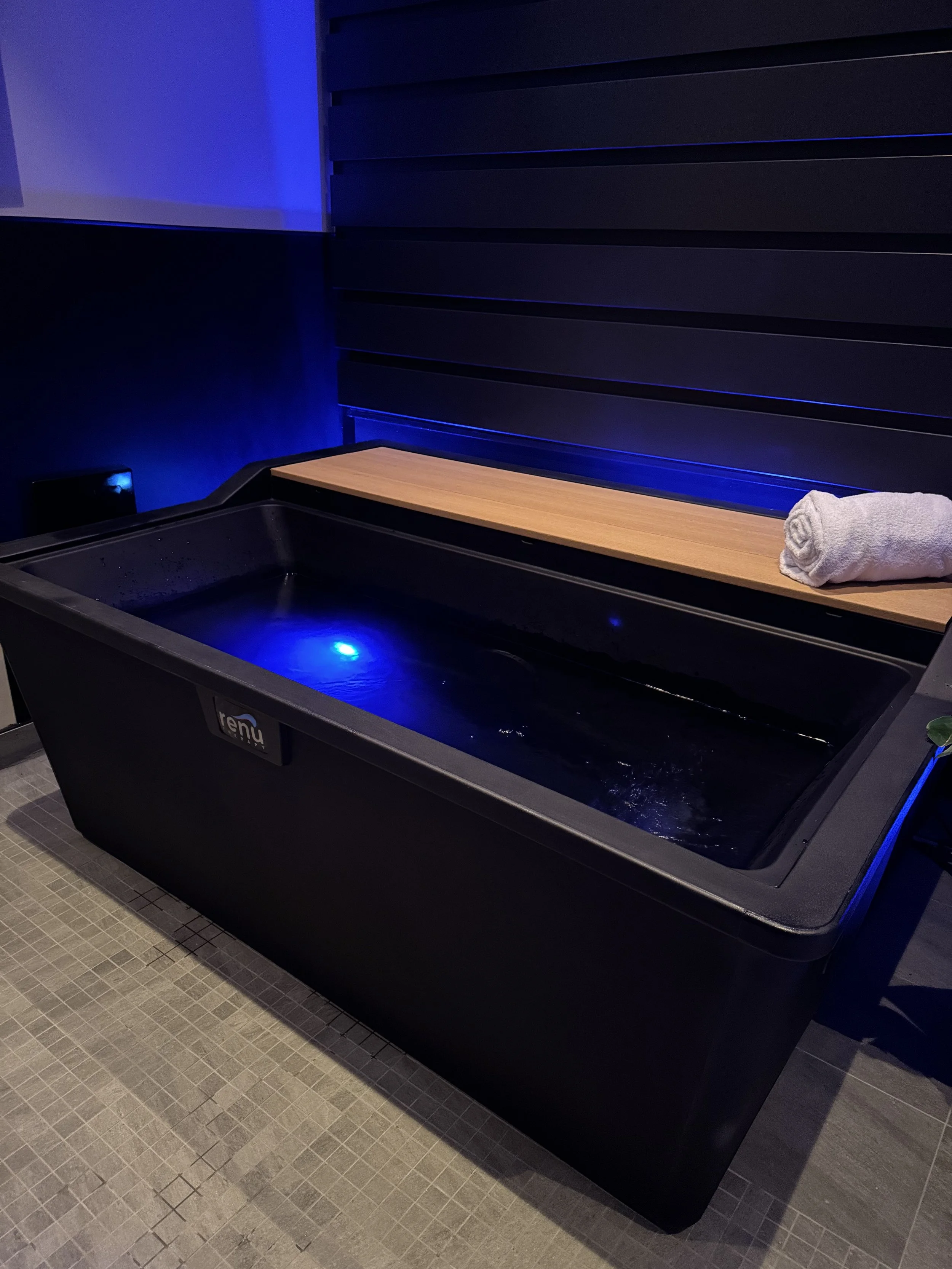 Cold plunge tub in a modern recovery suite