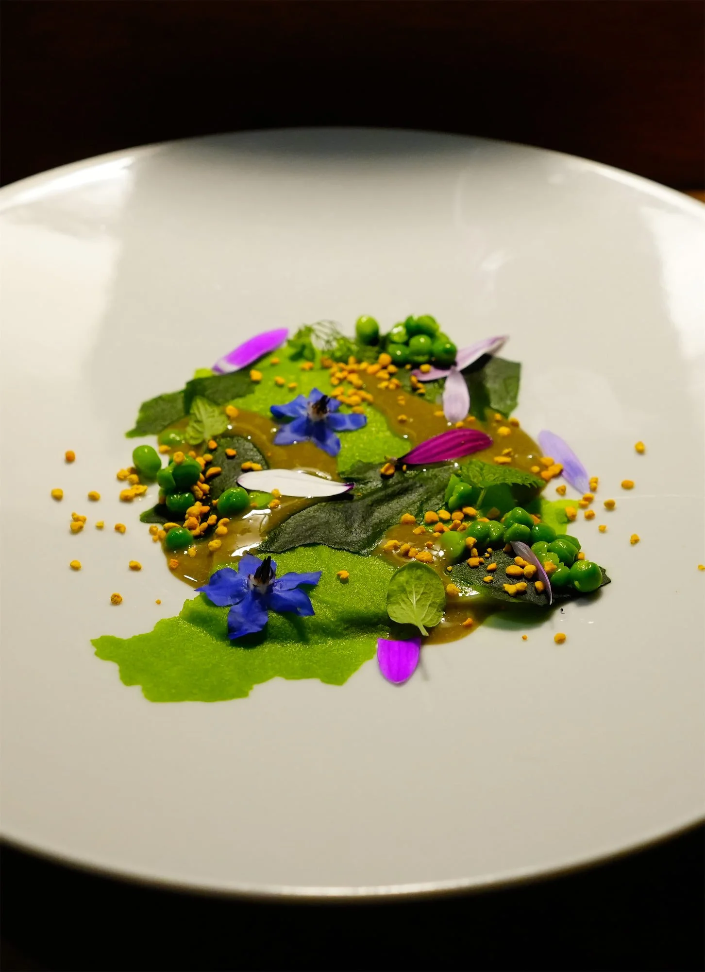 Piatto verde con fiori commestibili - cucina contemporanea StraFichi