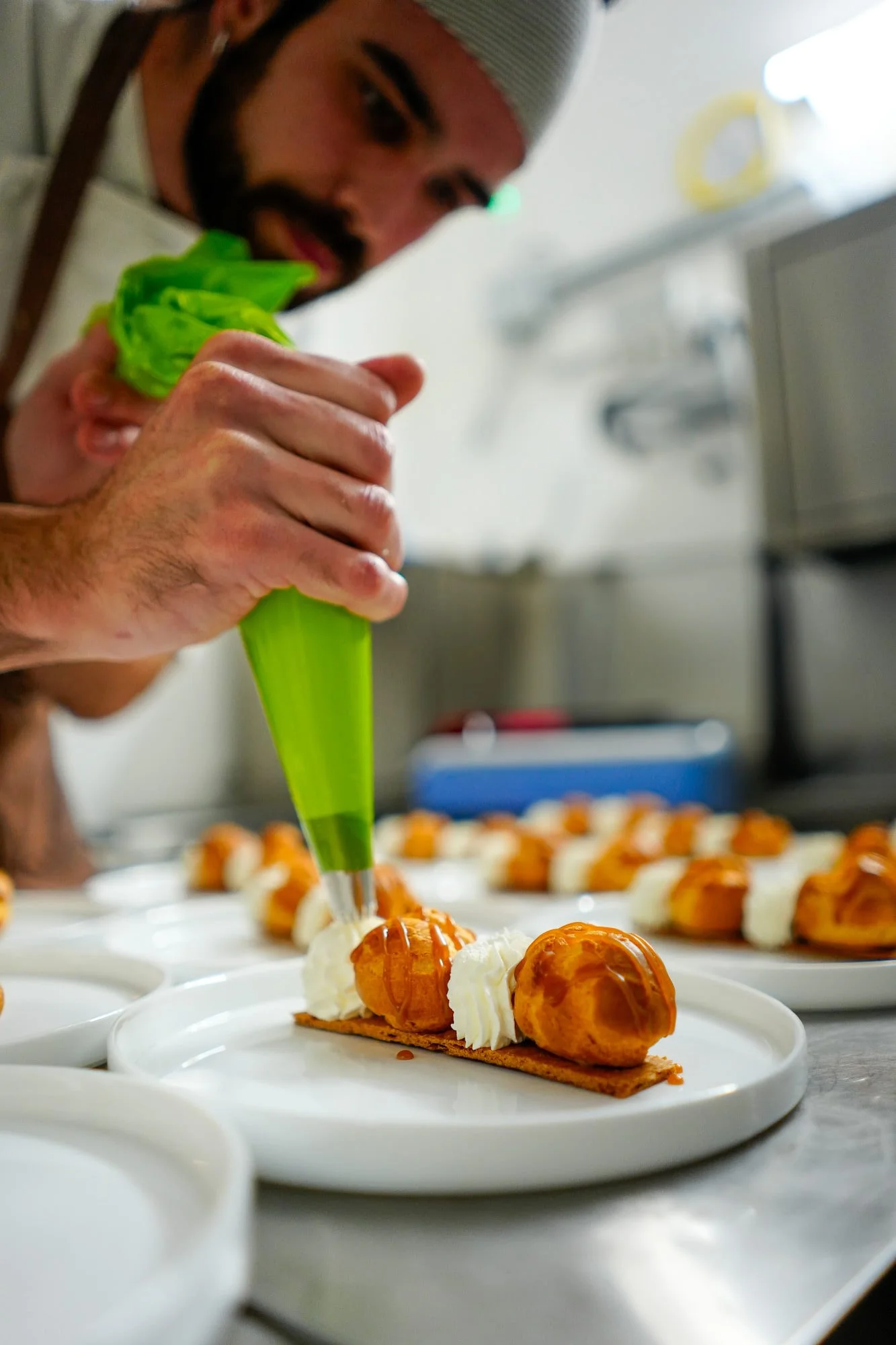 Impiattamento in cucina da StraFichi - dietro le quinte