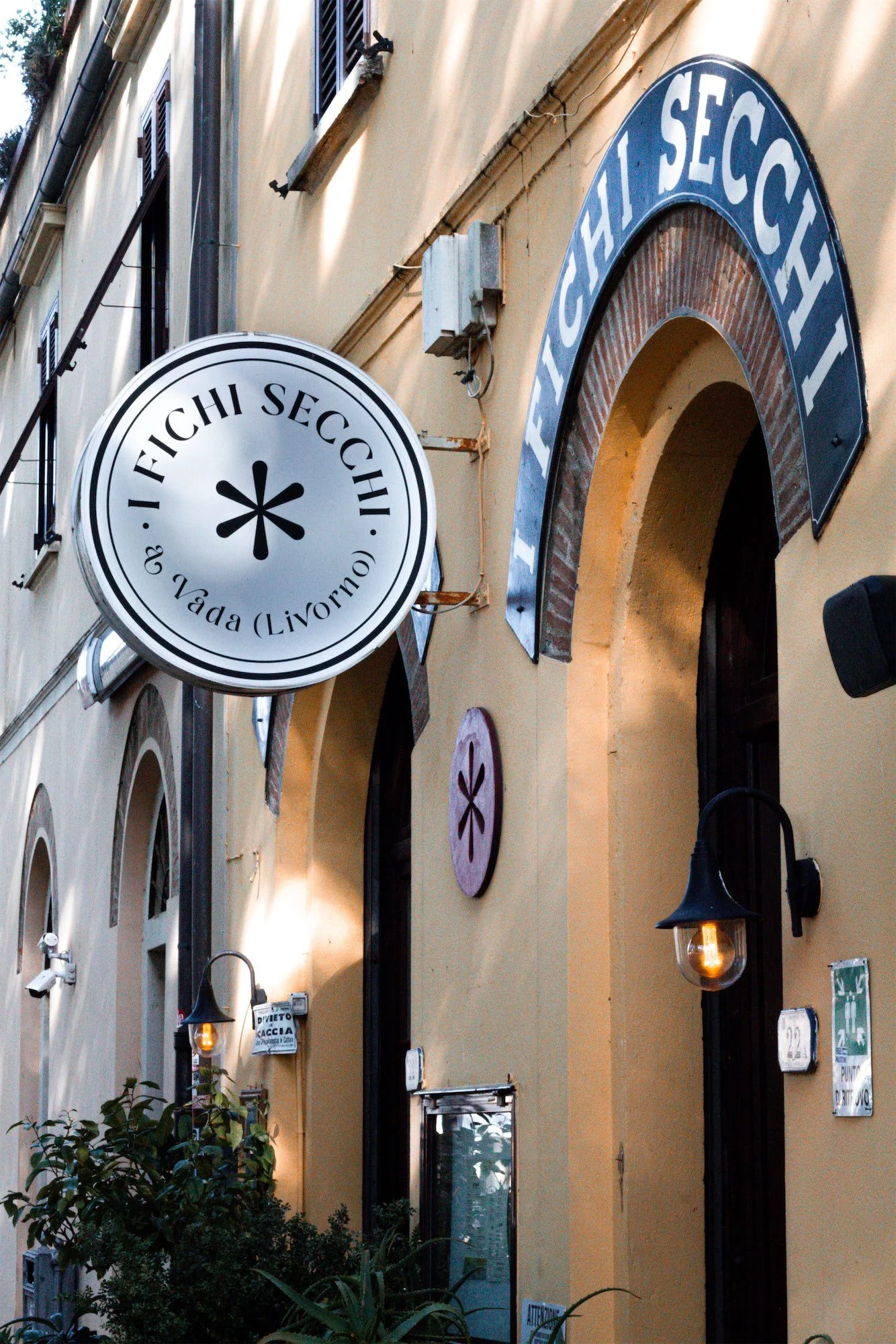 Esterno di i Fichi Secchi sulla piazza principale di Vada