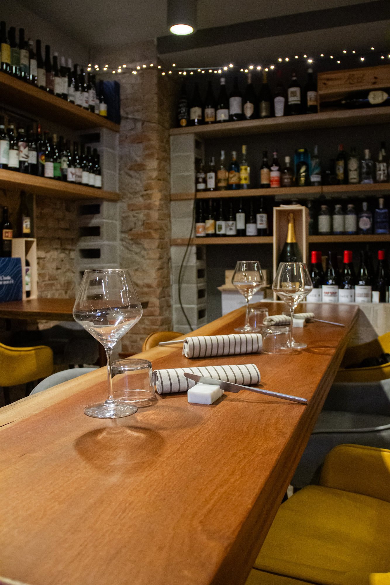 Sala di StraFichi a Marina di Cecina: tavolo apparecchiato e bottiglie