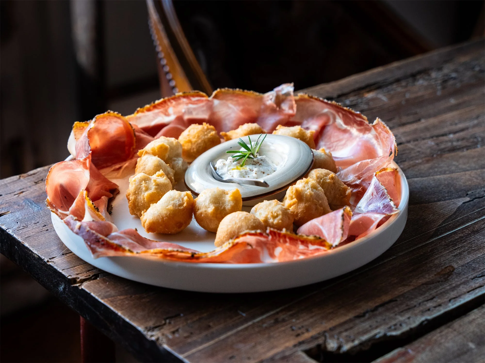 Piatto con prosciutto crudo e crocchette - antipasto i Fichi Secchi