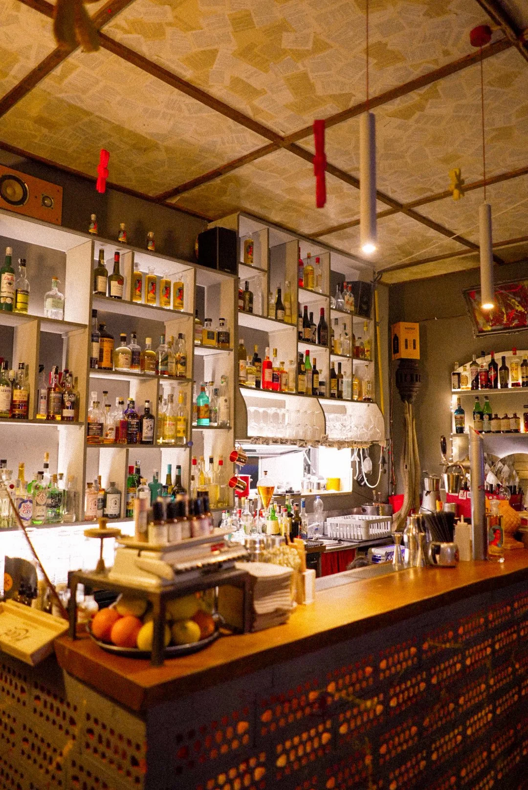Dettaglio del bancone di StraFichi: cocktail artigianale e atmosfera serale