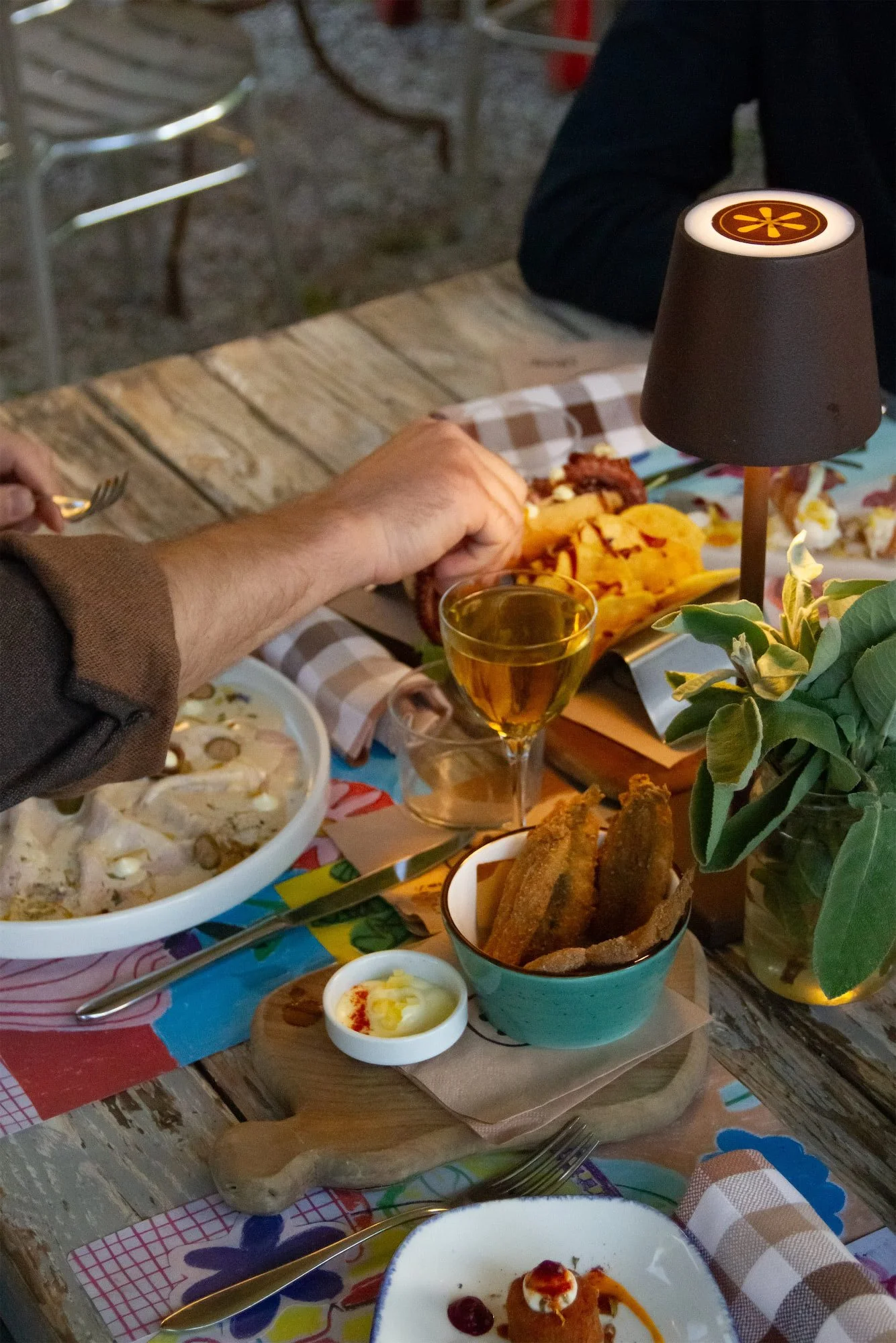 Tavolo con aperitivo e drink da i Fichi Secchi - atmosfera conviviale