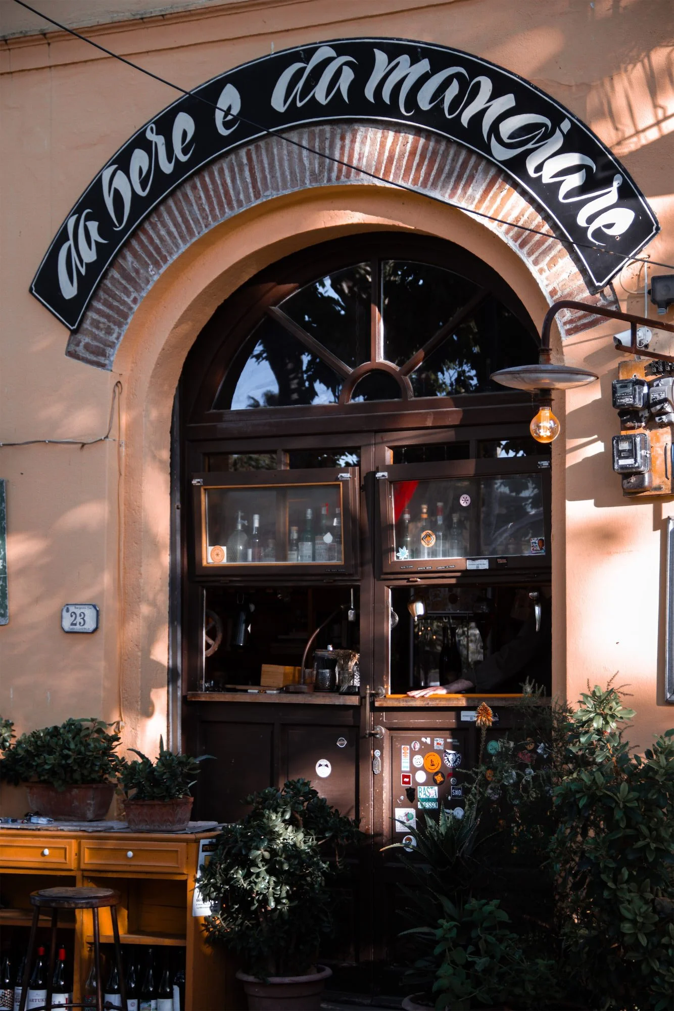 L'ingresso di i Fichi Secchi a Vada: vetrina del locale storico