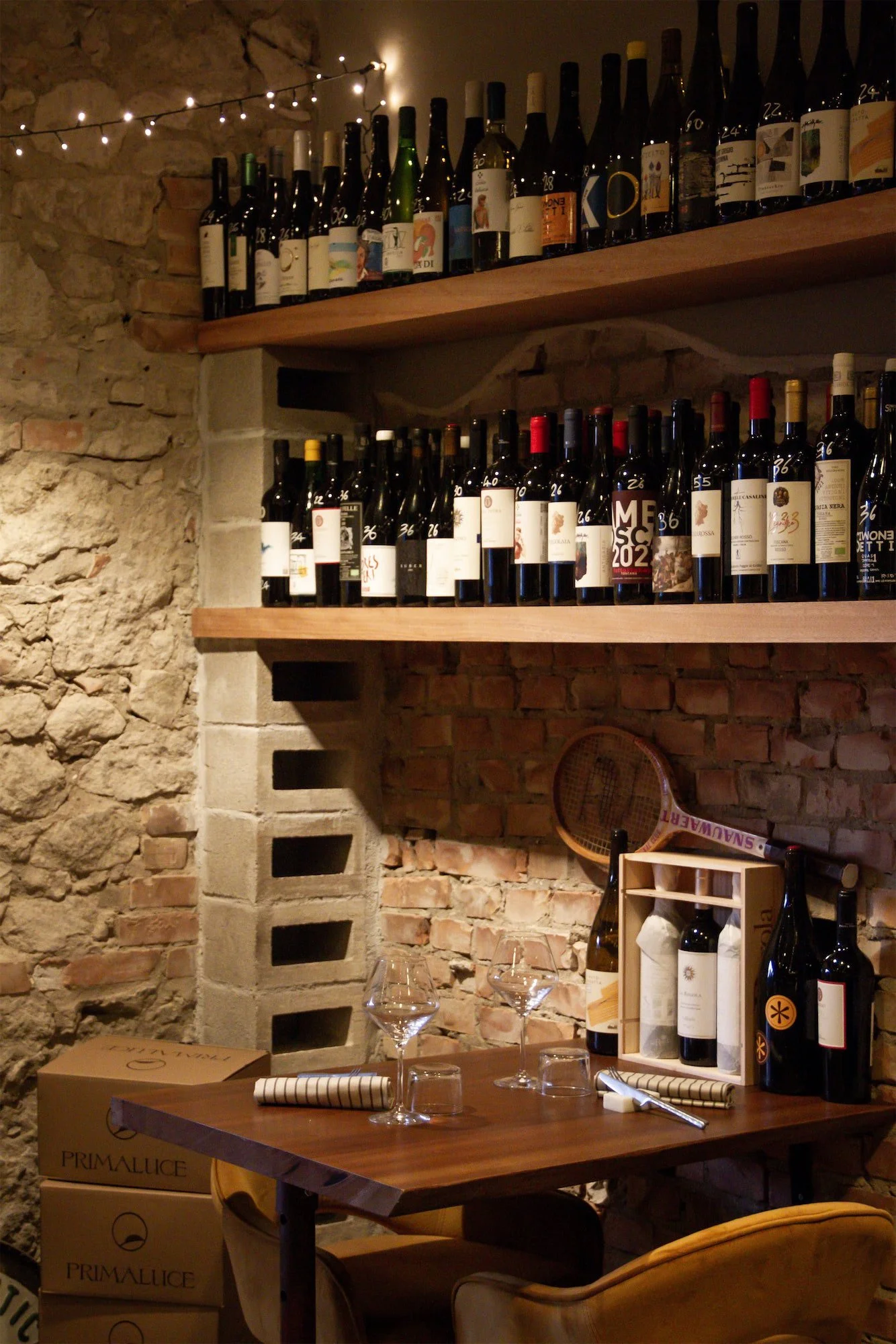 Cantina di StraFichi: parete con bottiglie selezionate