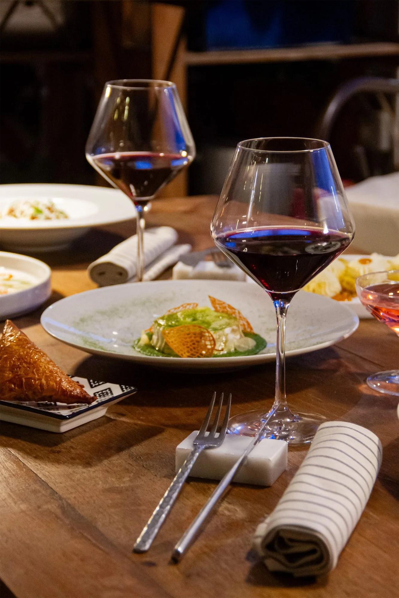 Tavolo apparecchiato con vino e piatti - StraFichi