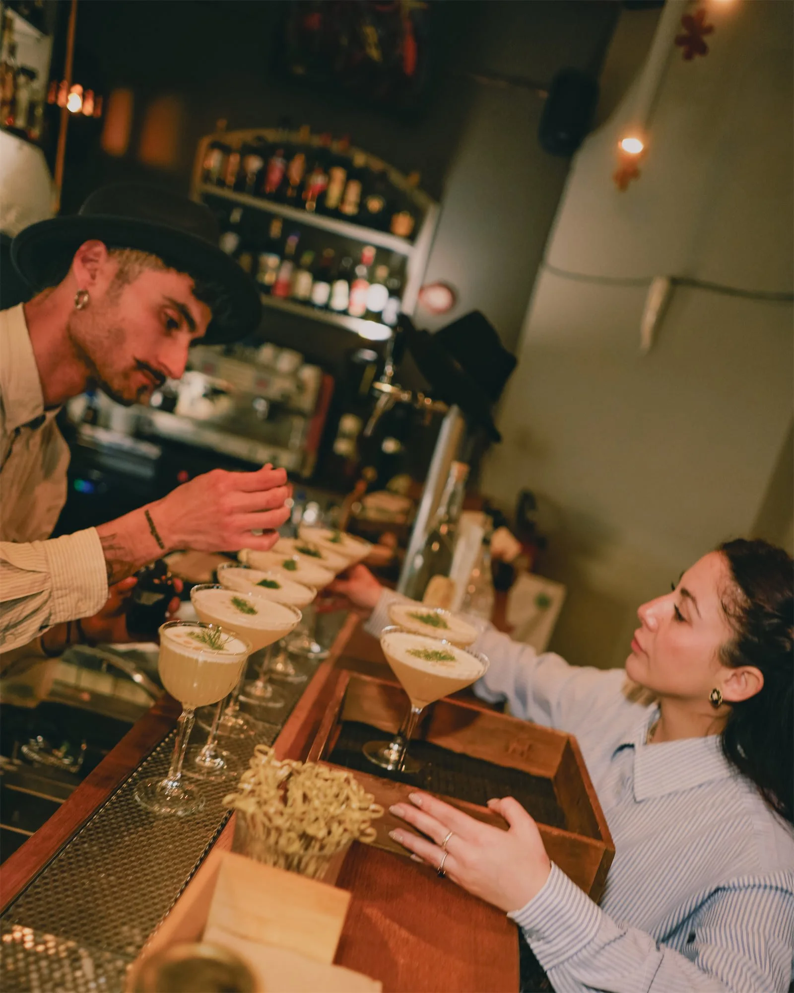 Il banco di StraFichi durante il servizio cocktail con i clienti