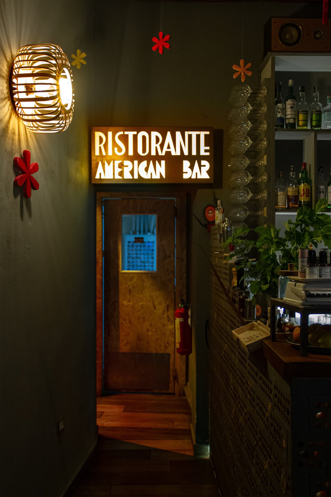 L'ingresso di StraFichi a Marina di Cecina: insegna Ristorante American Bar