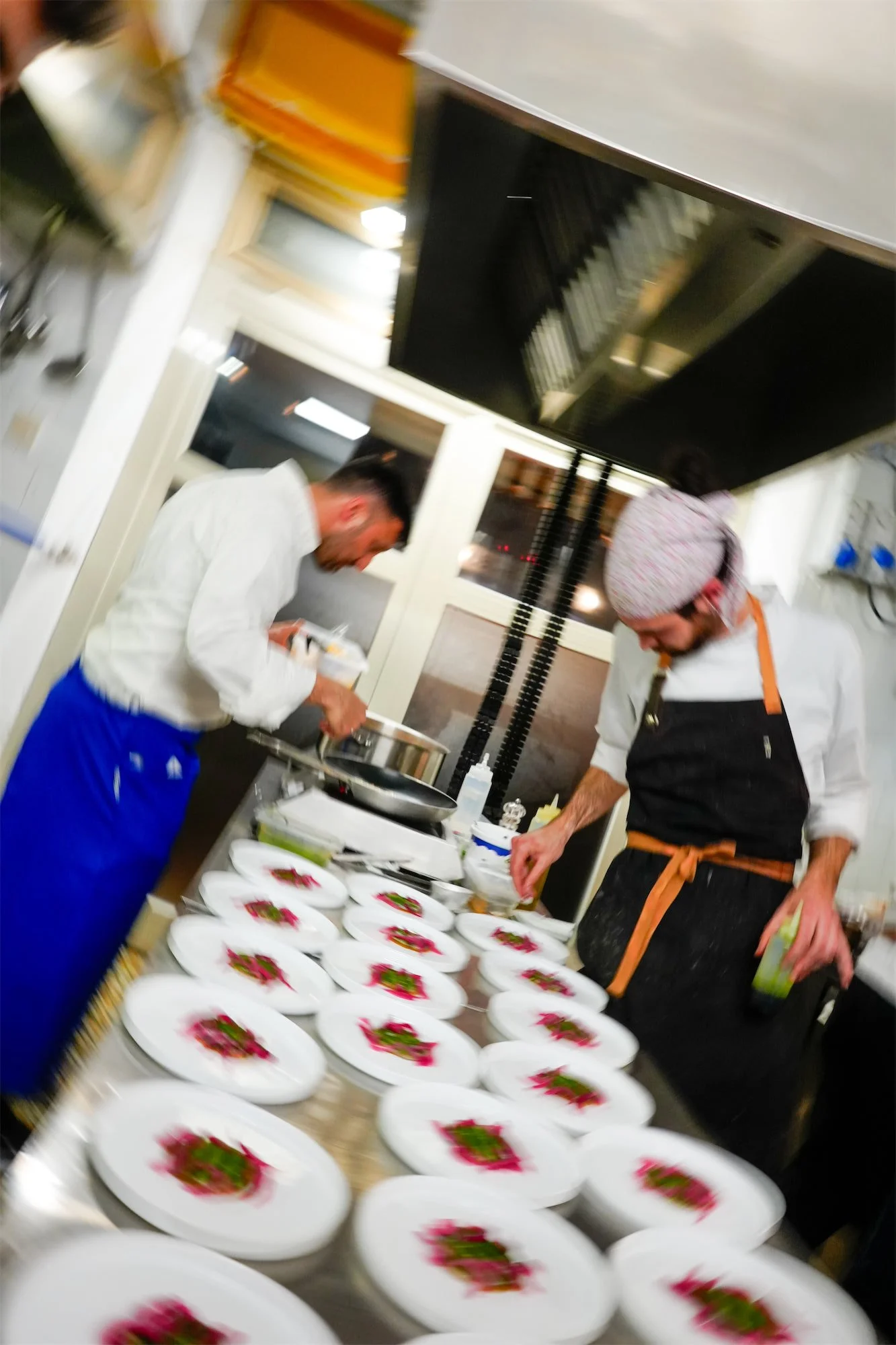 In cucina da StraFichi: lo staff al lavoro