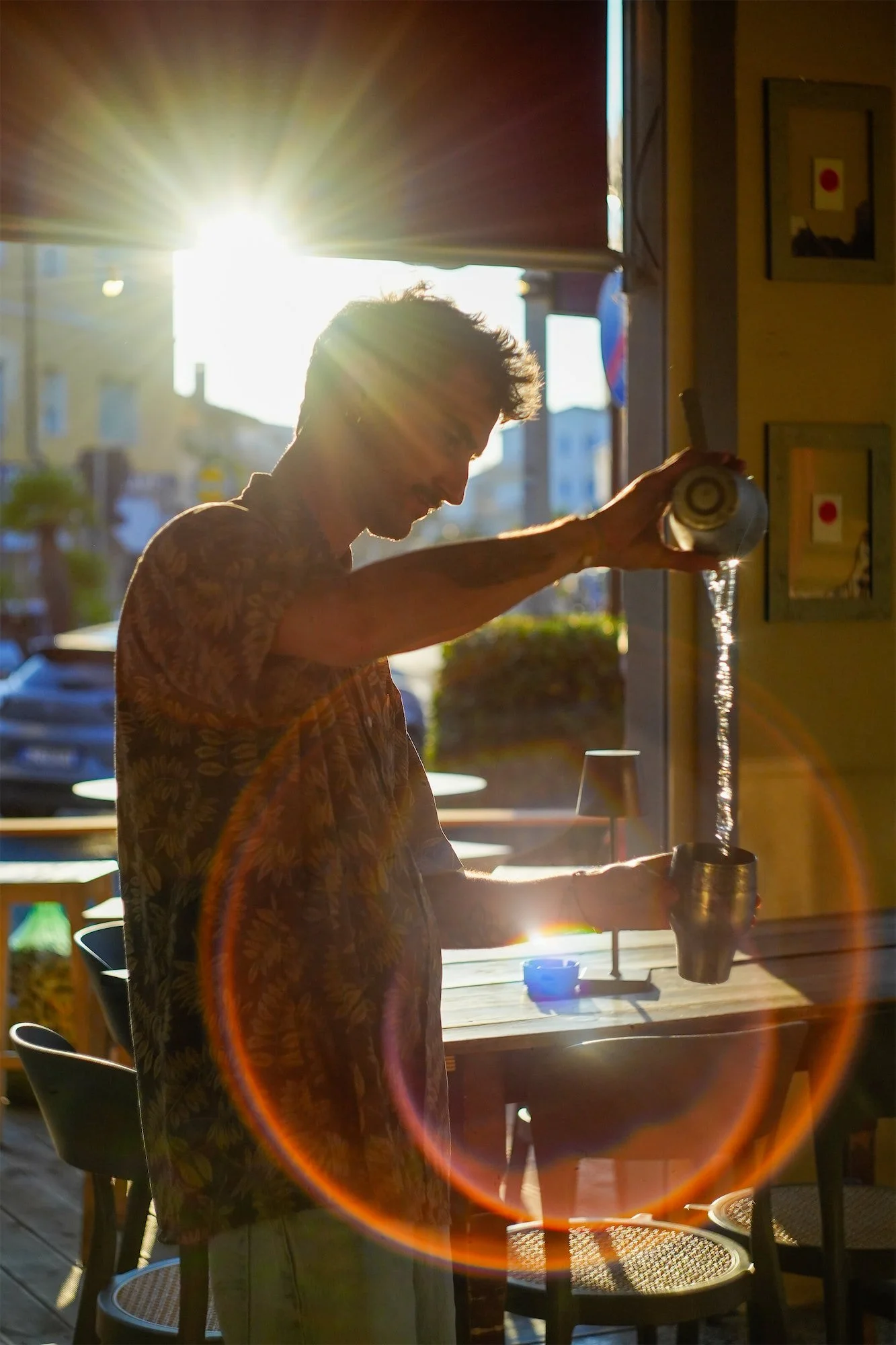 Il barman di StraFichi al lavoro in controluce durante il servizio aperitivo