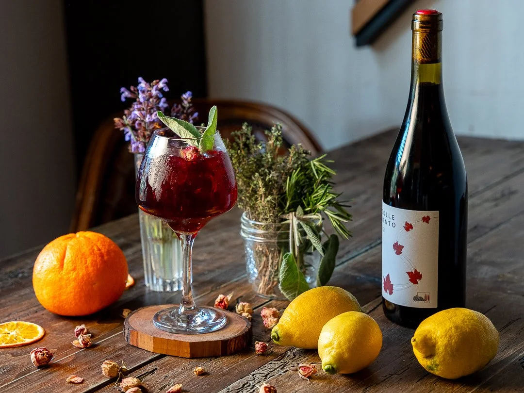 Cocktail e bottiglia di vino naturale - aperitivo da i Fichi Secchi