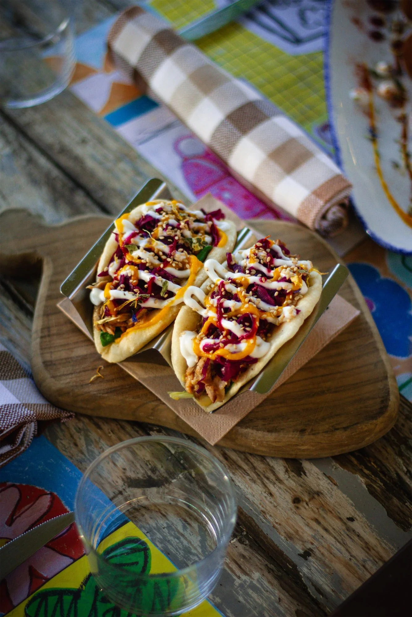 Tacos su tagliere di legno - cucina contemporanea di i Fichi Secchi