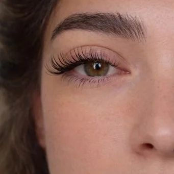 Classic lash extension set, one lash per natural lash