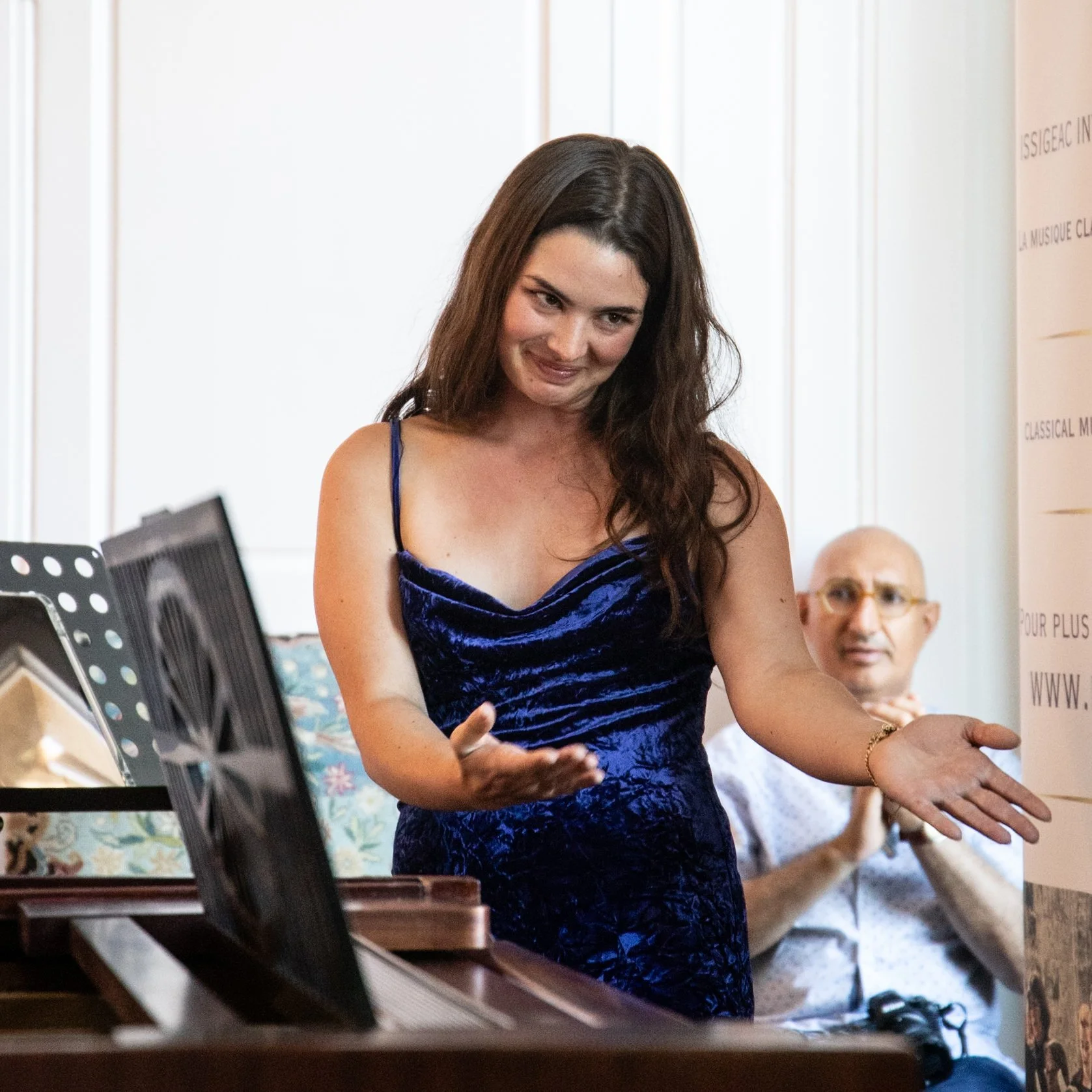 Anastasia Ochanina performing expressively in the salon at Château de Monboucher