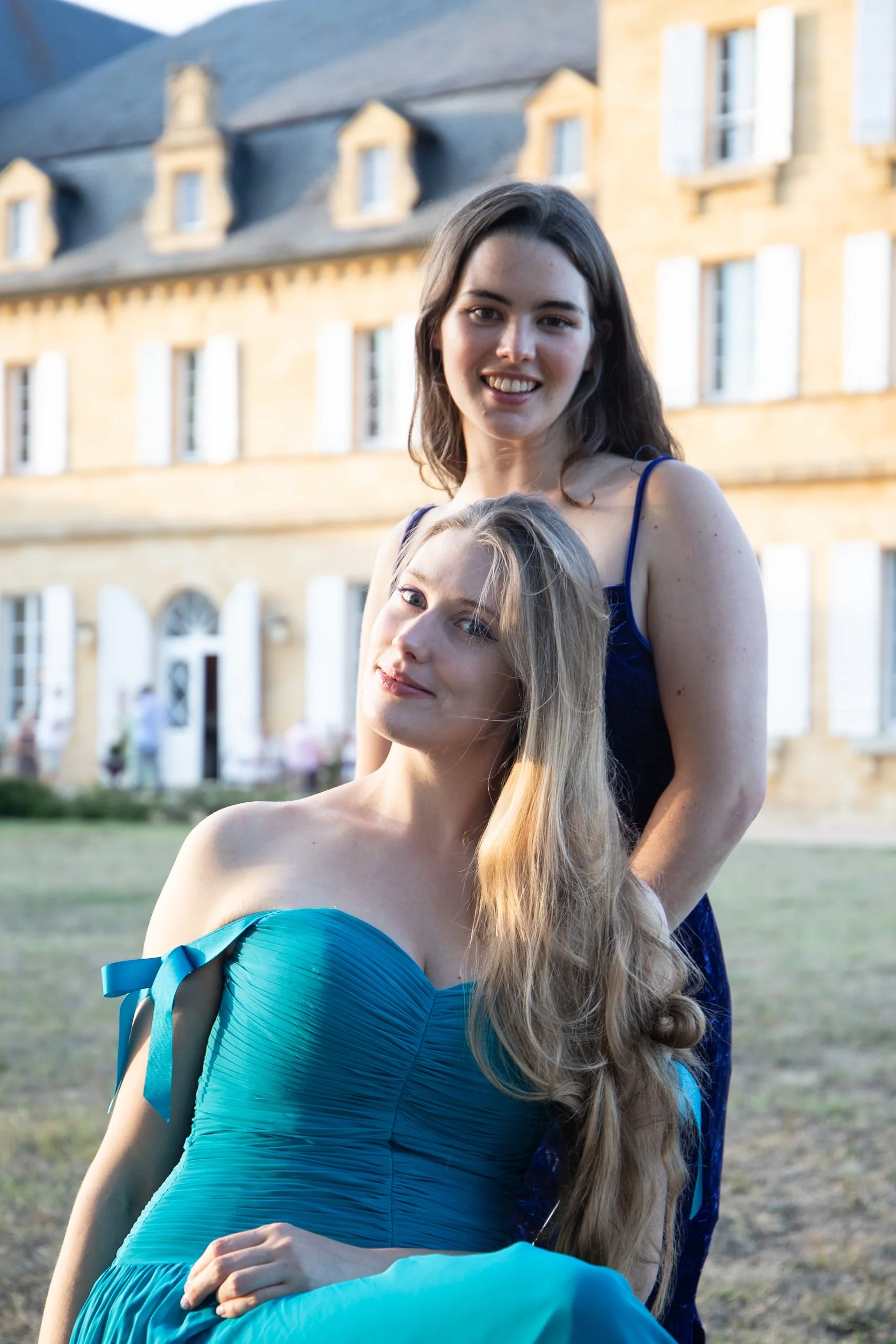 Elizabeth Zmuda and Anastasia Ochanina posing playfully together outside Château de Monboucher after performing