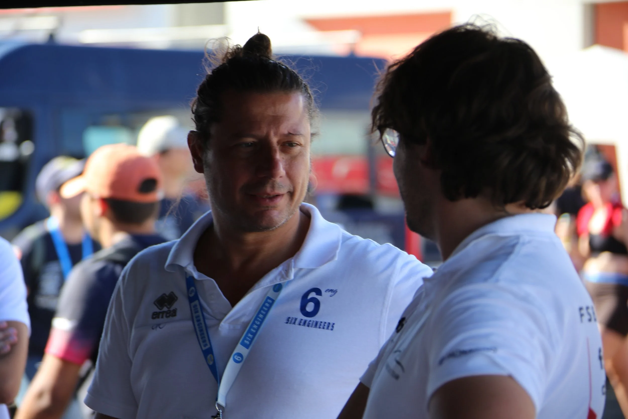 Confronto nel paddock
