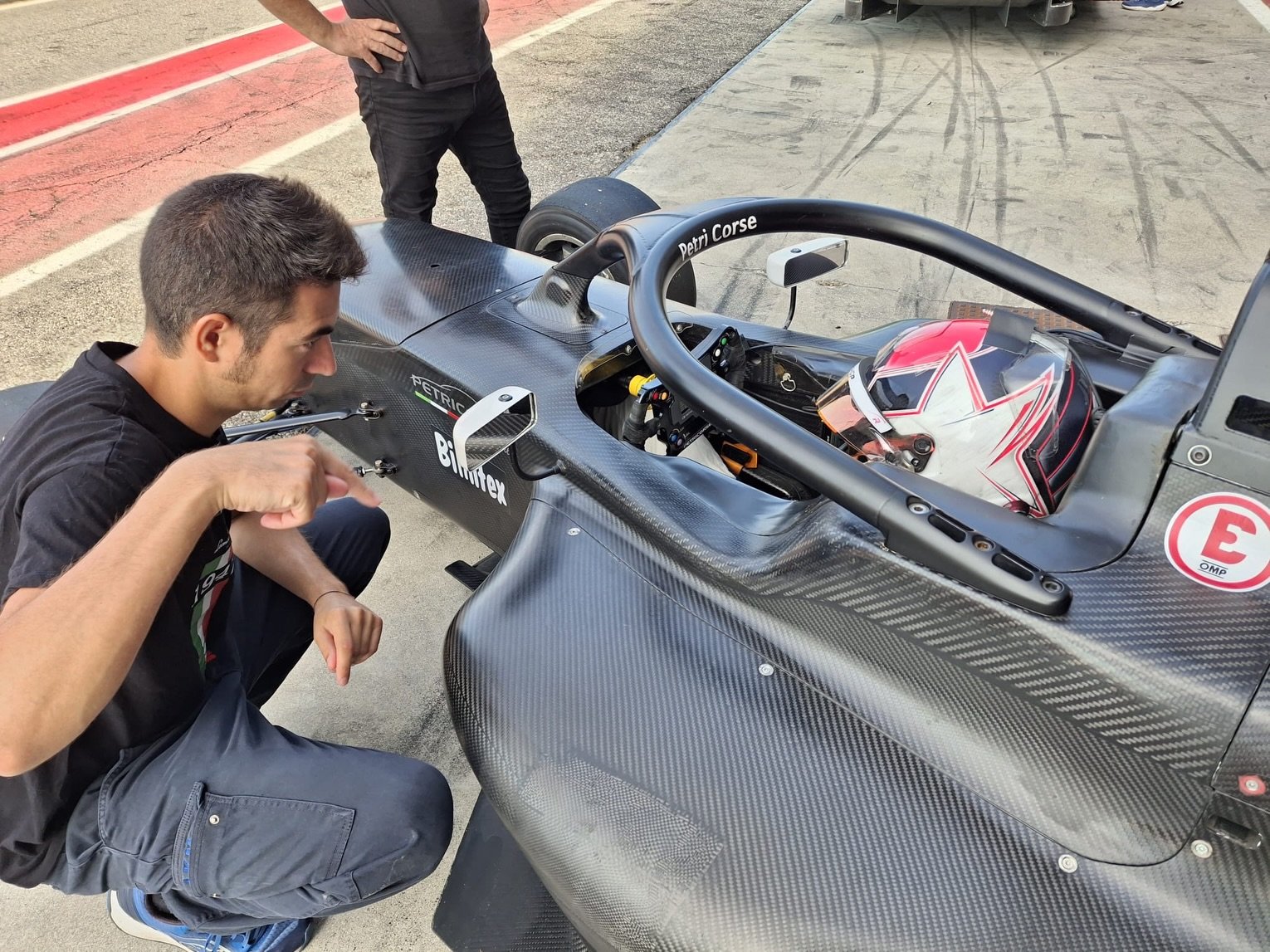 Controlli sulla monoposto in pit lane