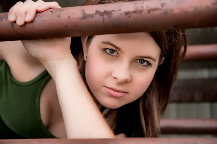 Young woman leaning on a rail
