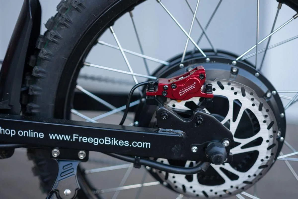 4-piston hydraulic brakes, 203mm rotors