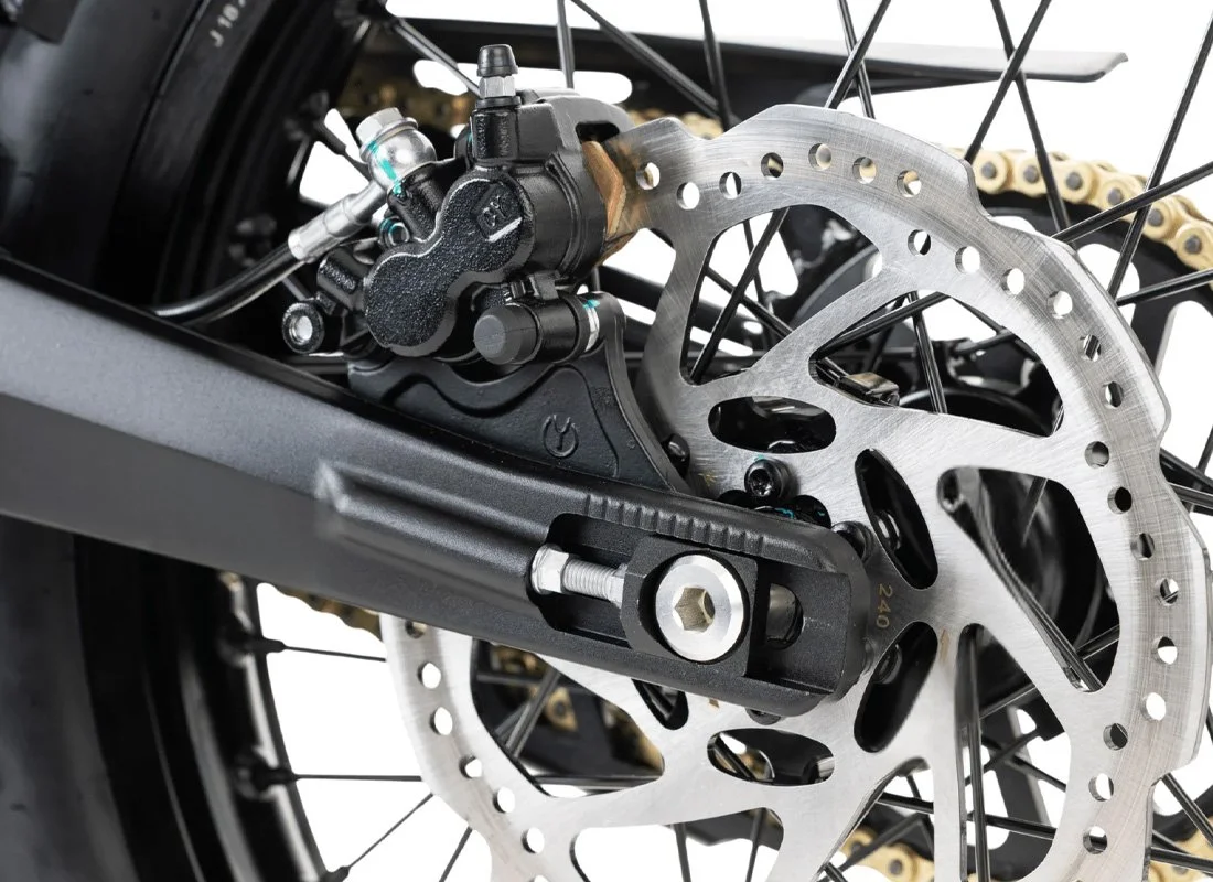 4-piston hydraulic brakes