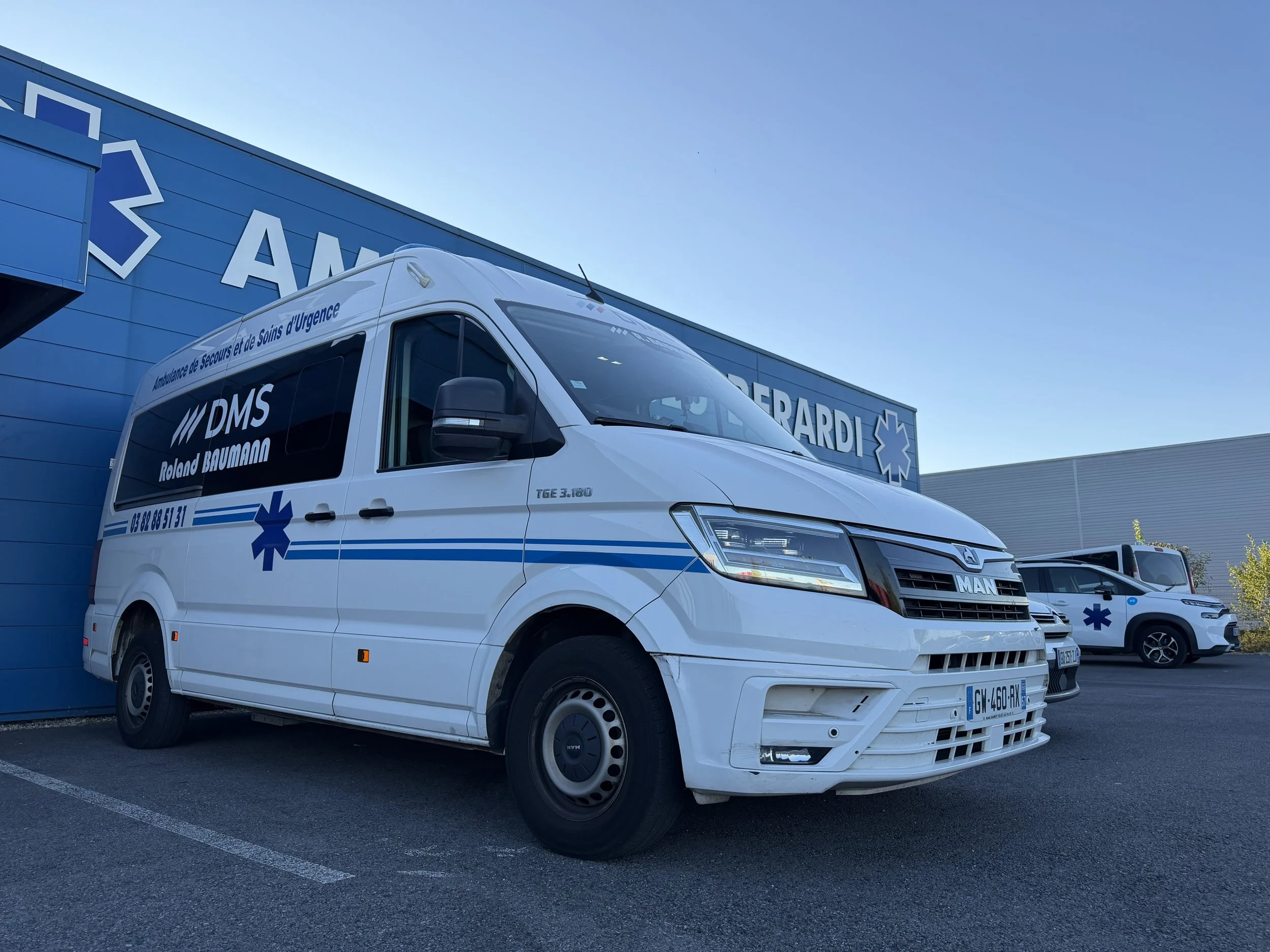 Ambulance DMS Roland Baumann devant les locaux des Ambulances Berardi