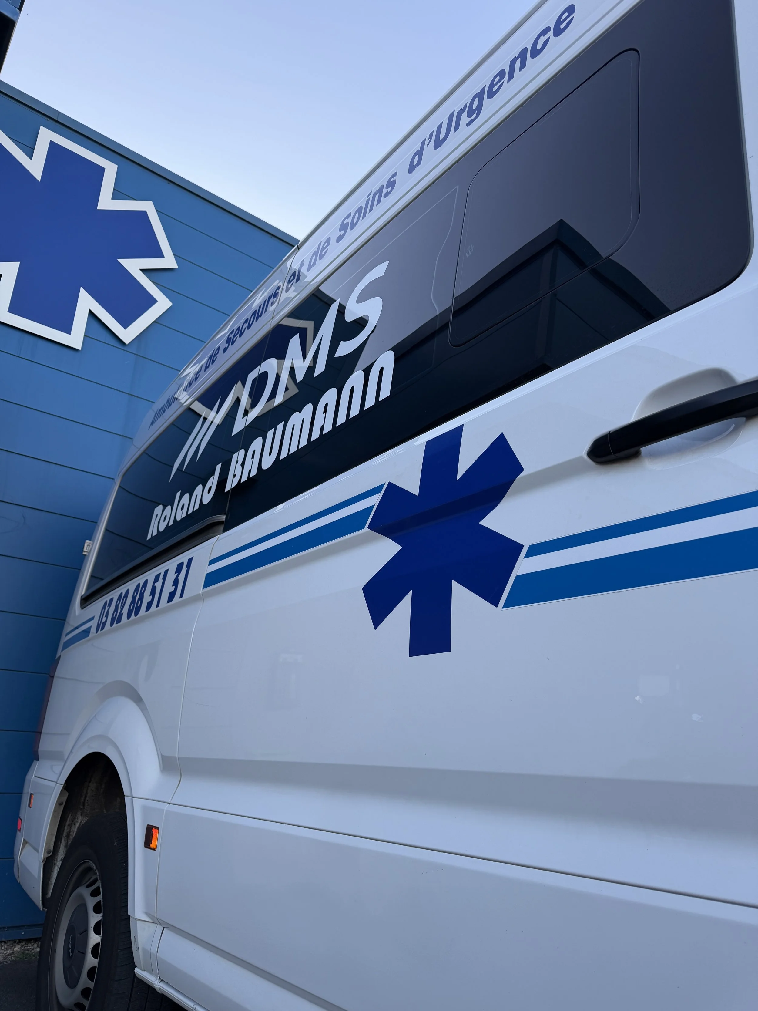 Détail du marquage DMS sur l’ambulance