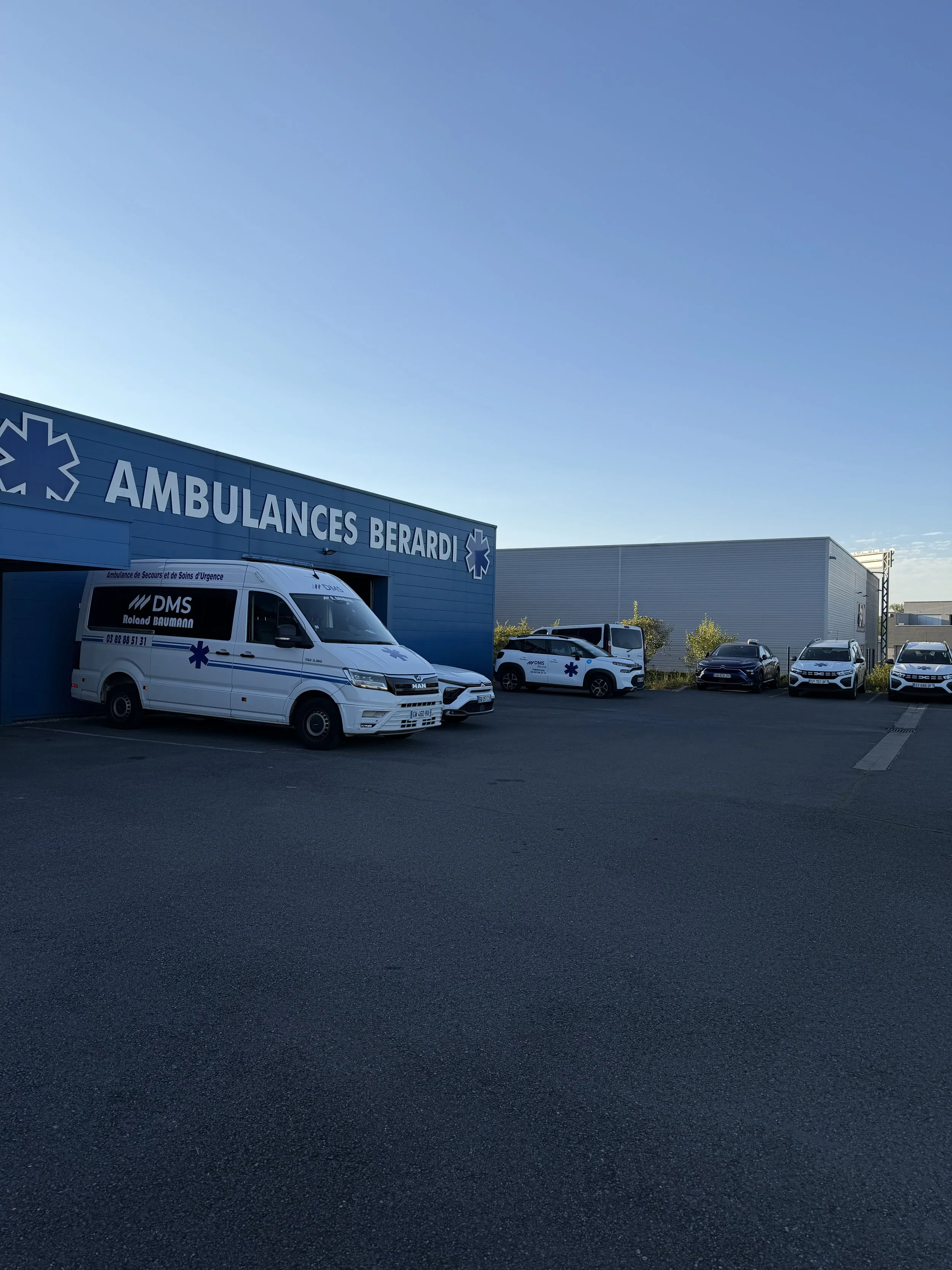 Véhicules DMS devant les locaux des Ambulances Berardi