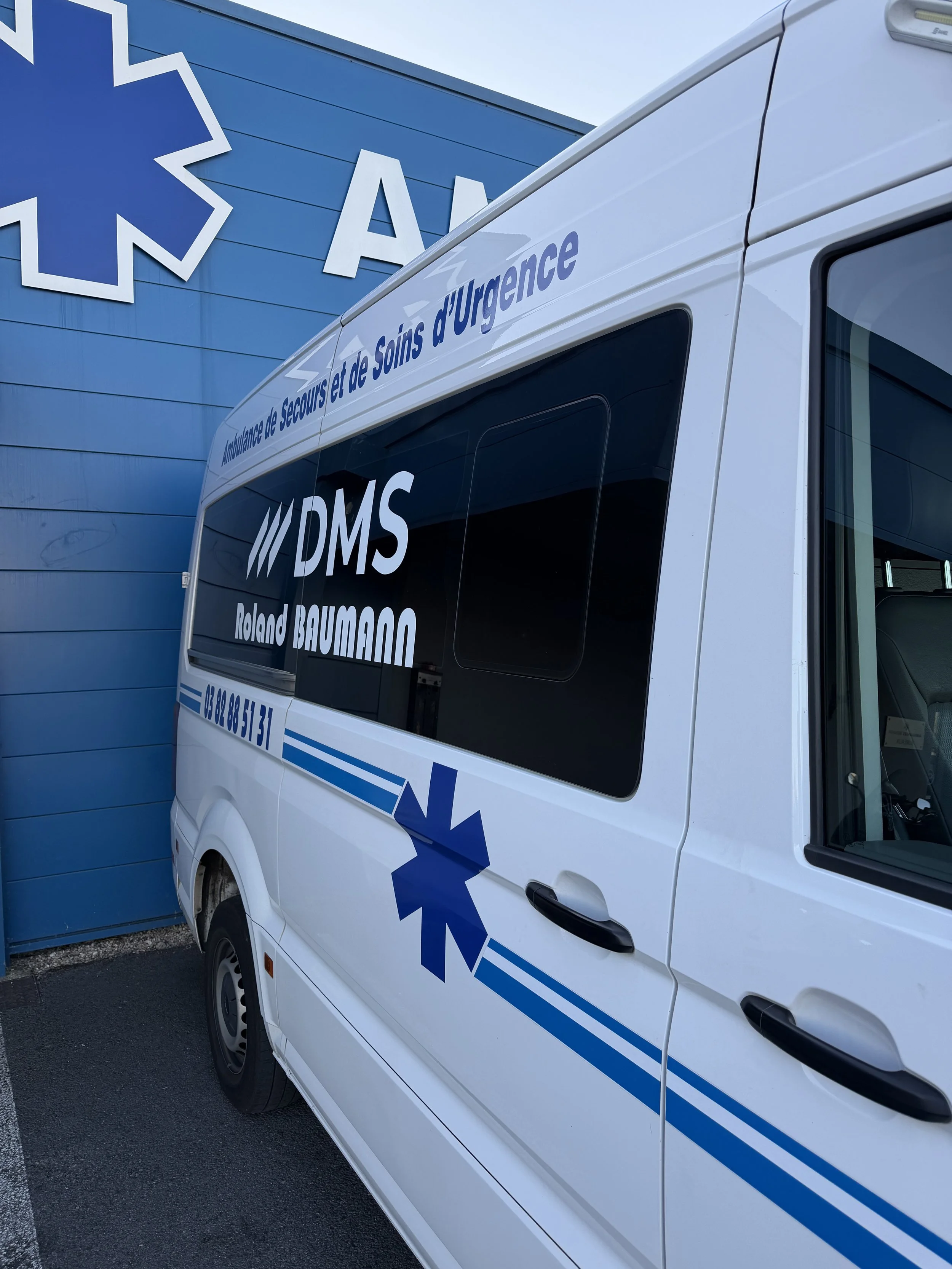 Vue latérale de l’ambulance DMS Roland Baumann