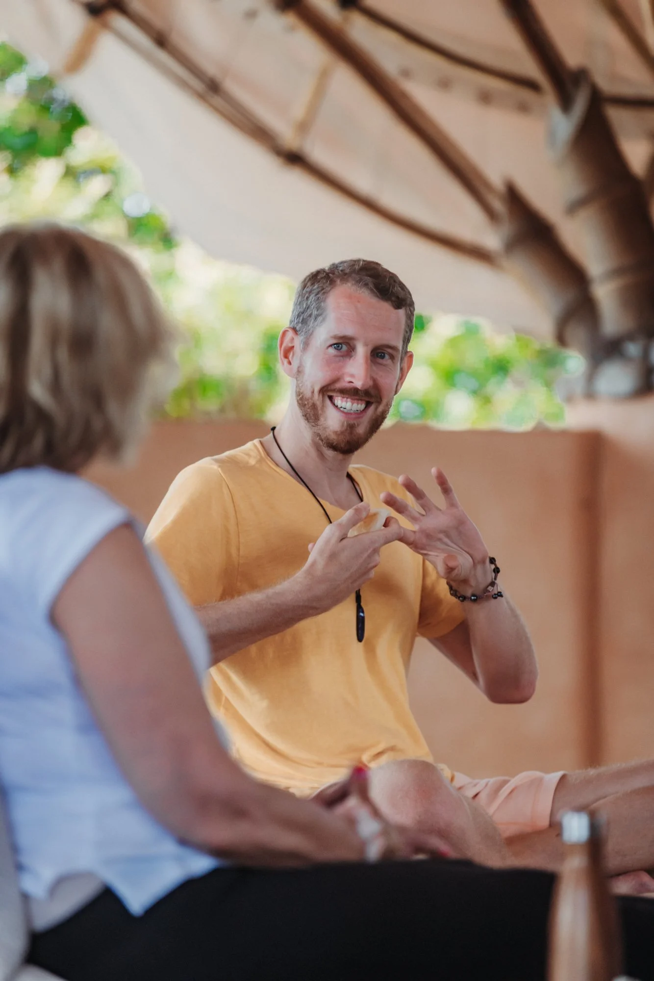 Grupo en espacio de madera