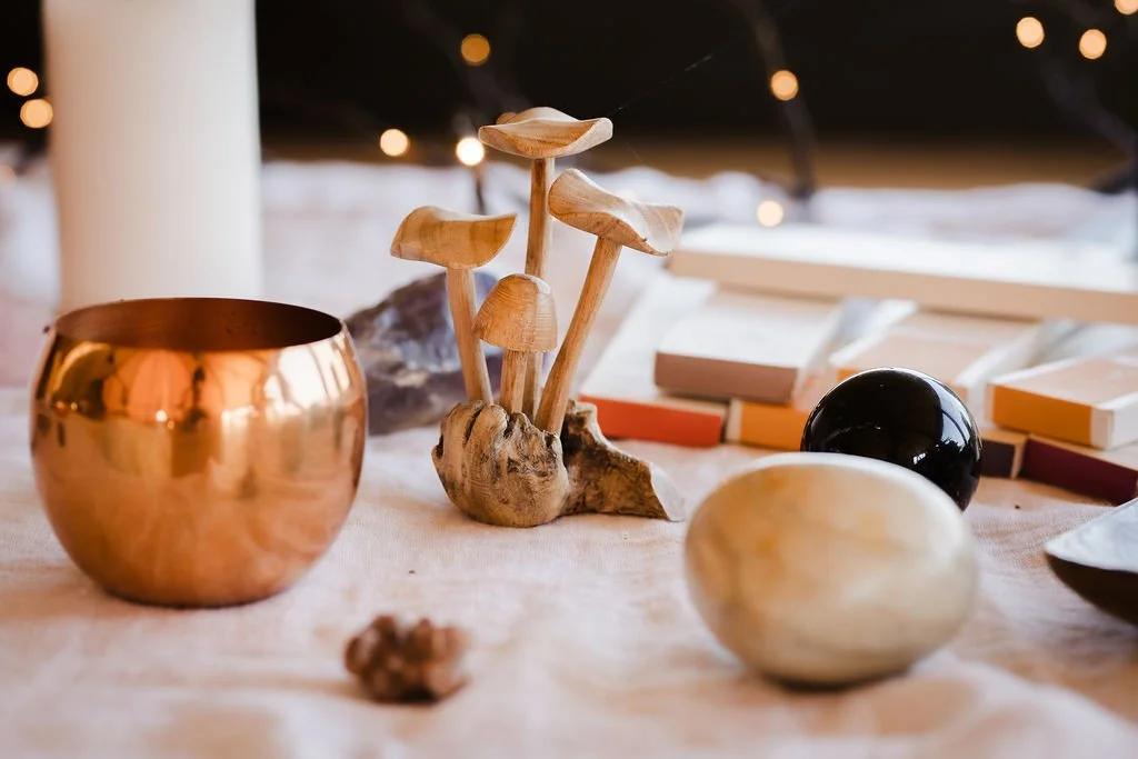 Manos sosteniendo objeto