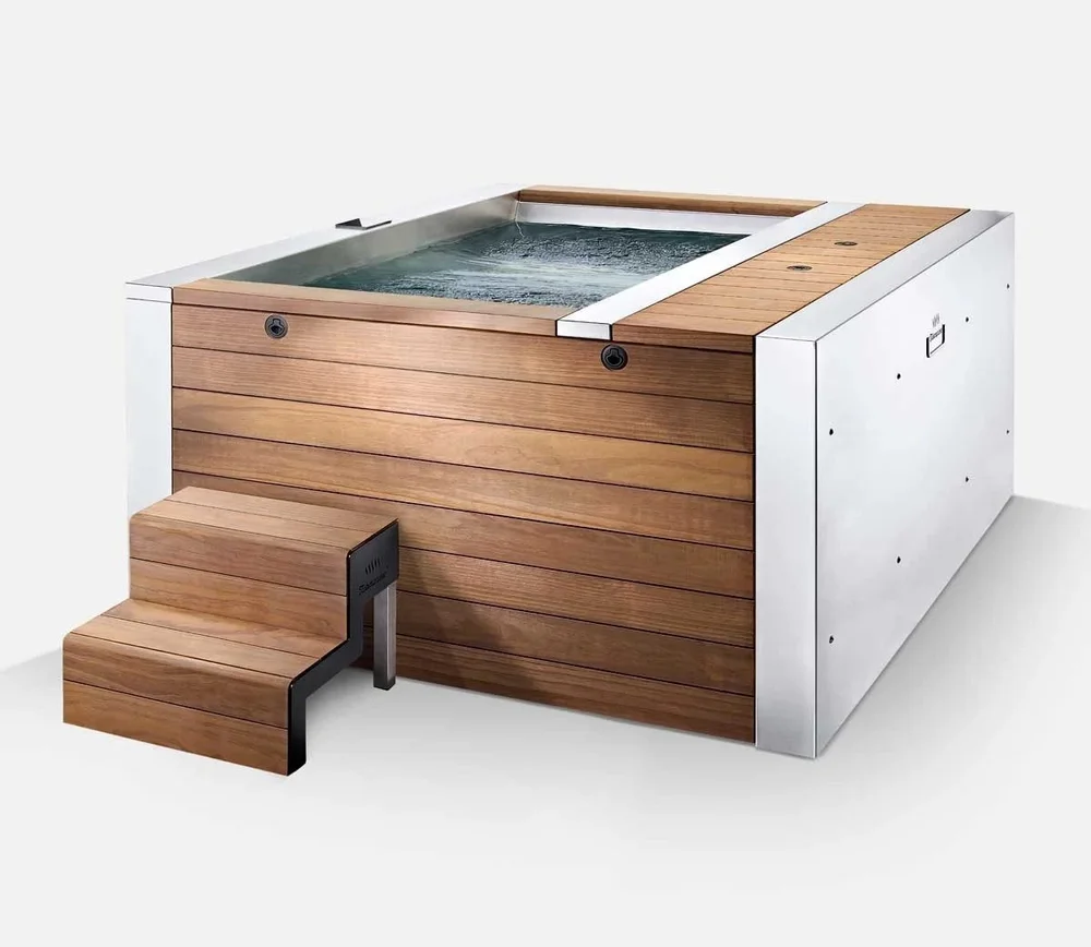 4-person electric hot tub with steps