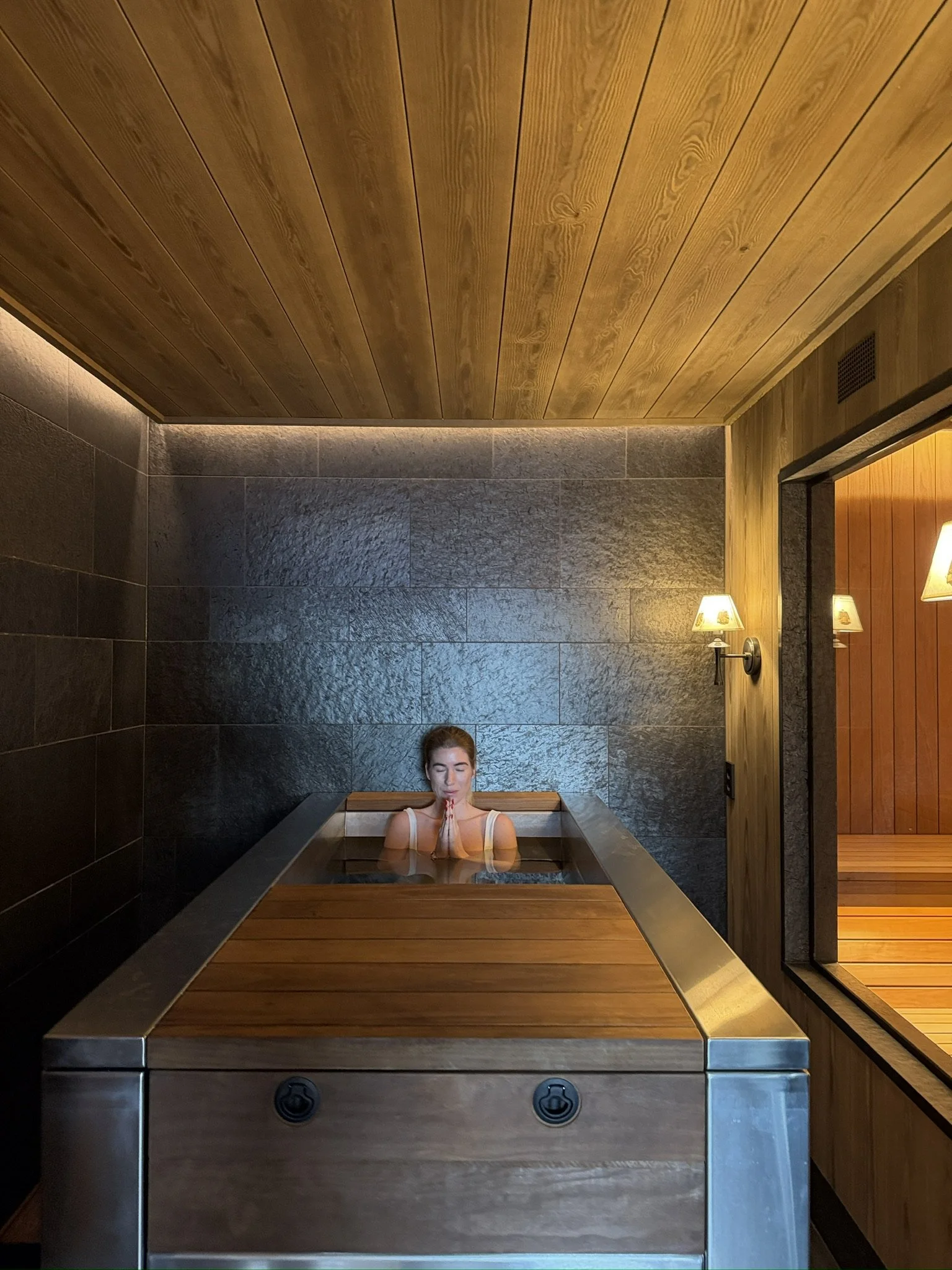 Tubmarine ice bath indoors