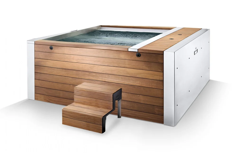 6-person electric hot tub with steps