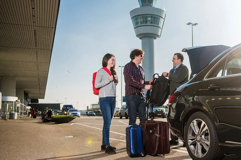 HNL airport transfer chauffeur greeting travelers with luggage