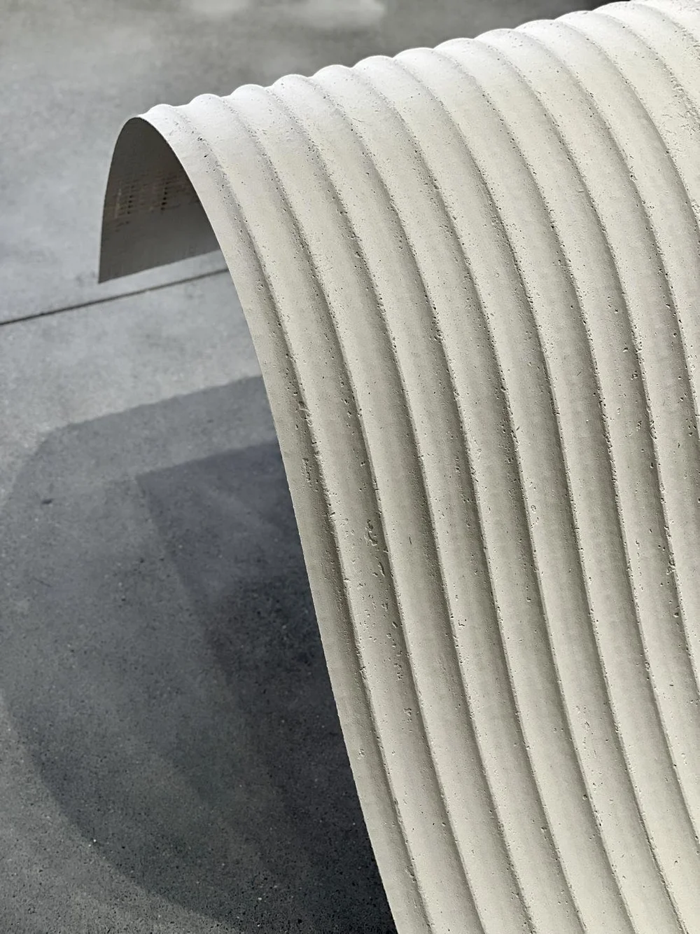 Placa Ripple Board ondulada, dobrada em arco