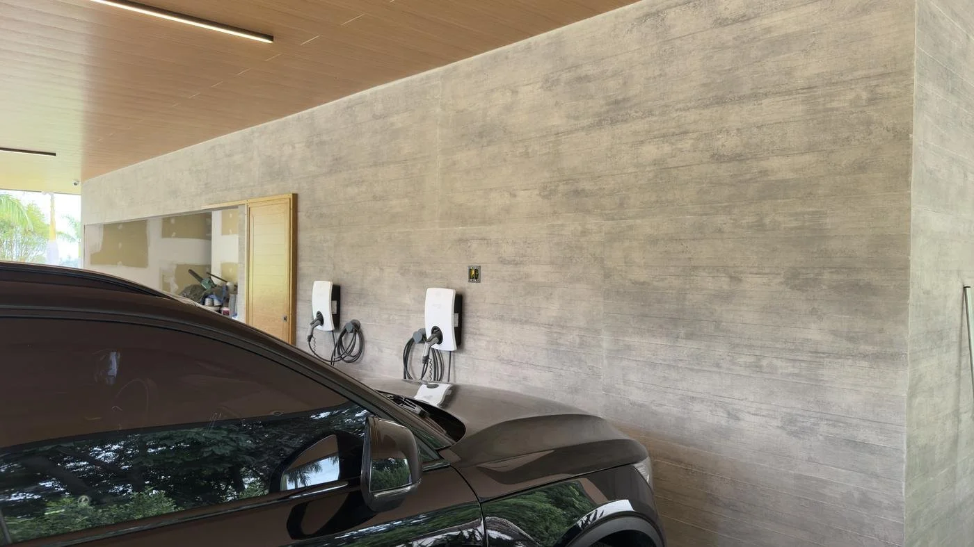 Garagem com parede contínua revestida