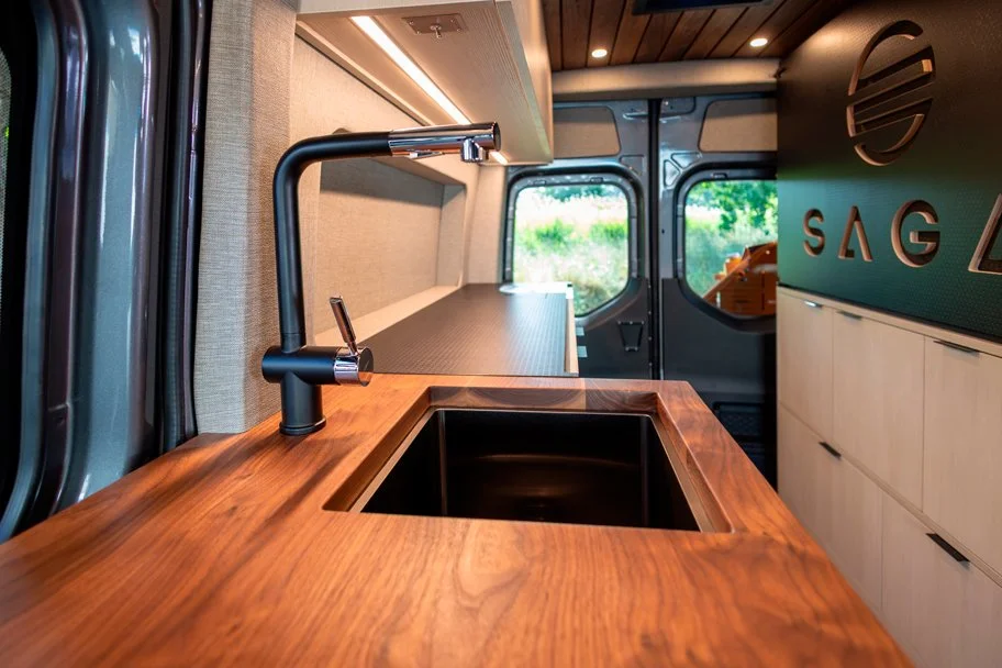 SAGA Sprinter van exterior — Reparadise
