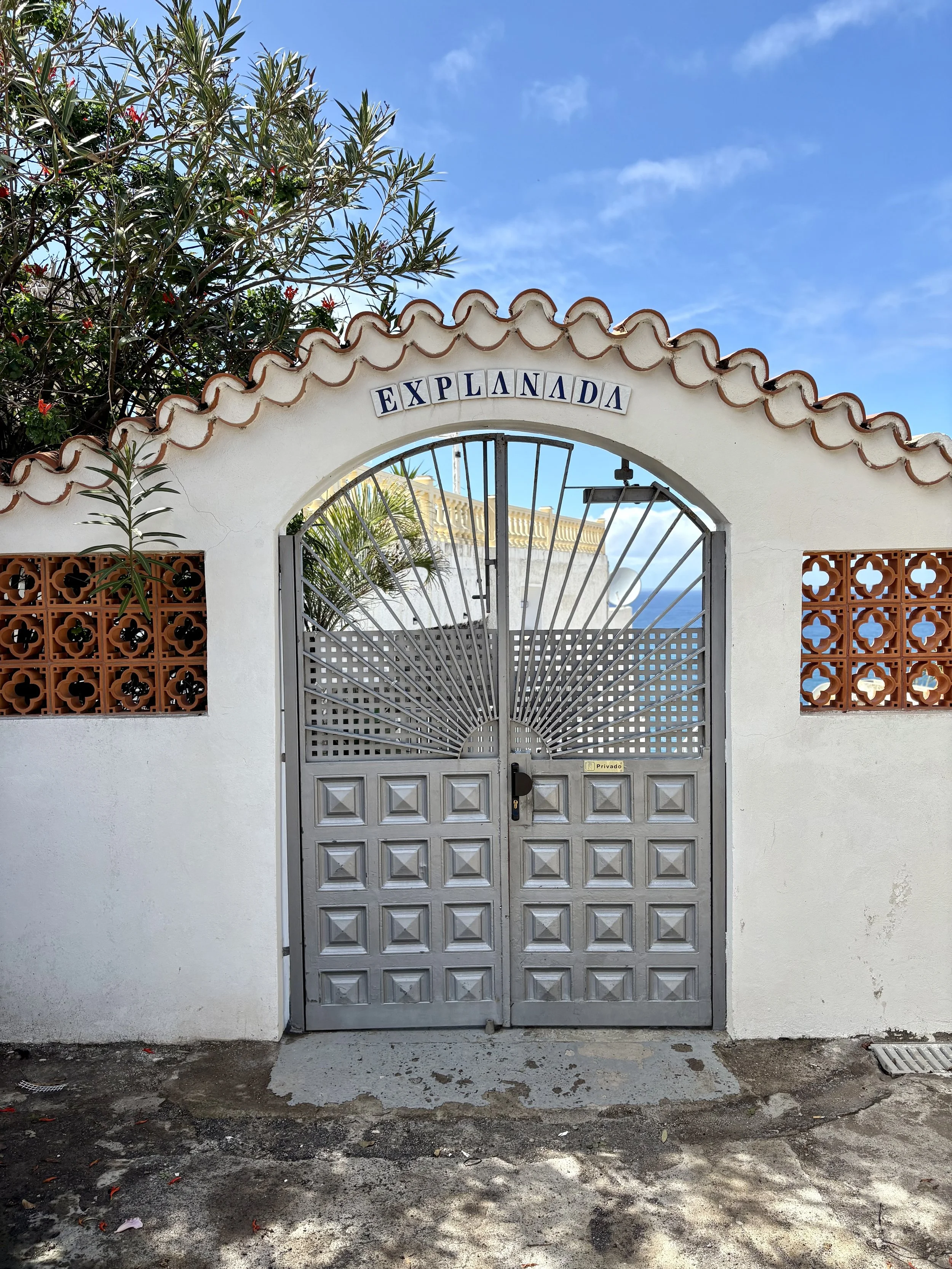Entrada del residencial de La Casa del Sol