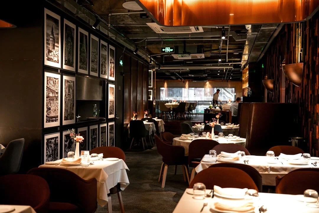 Full-service restaurant dining room