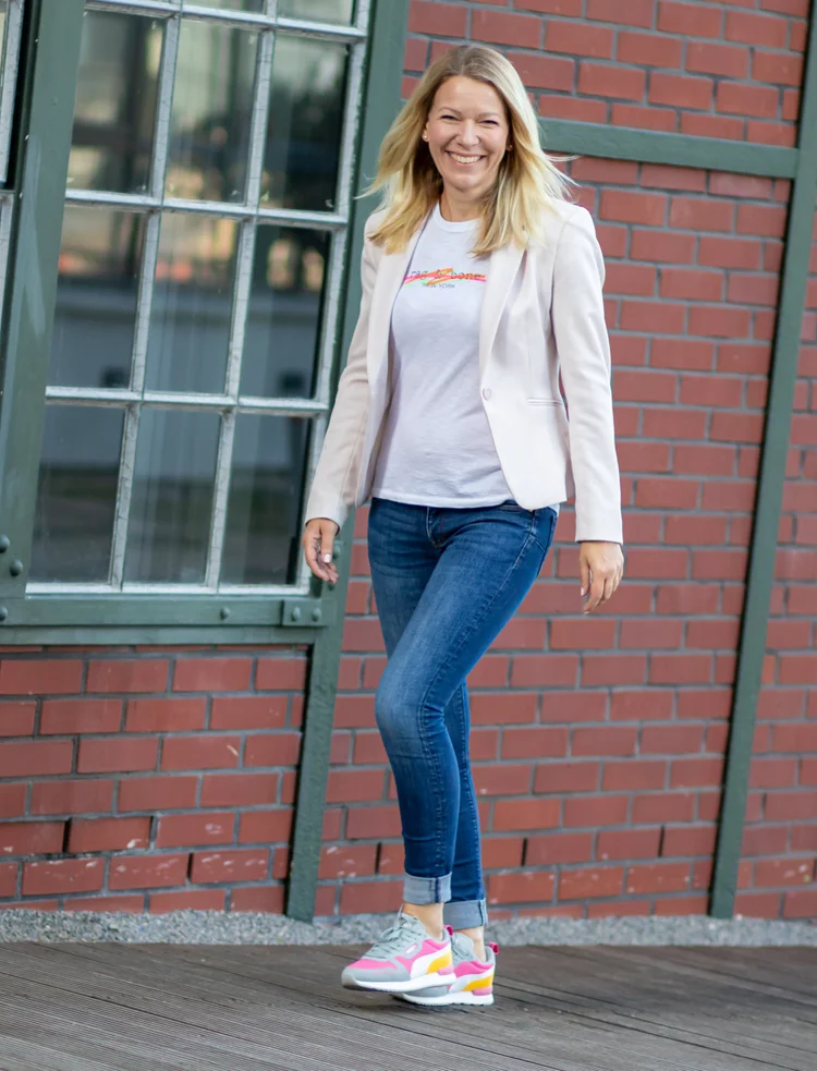 Denise Spekowius, Sales Coach, gehend im Freien