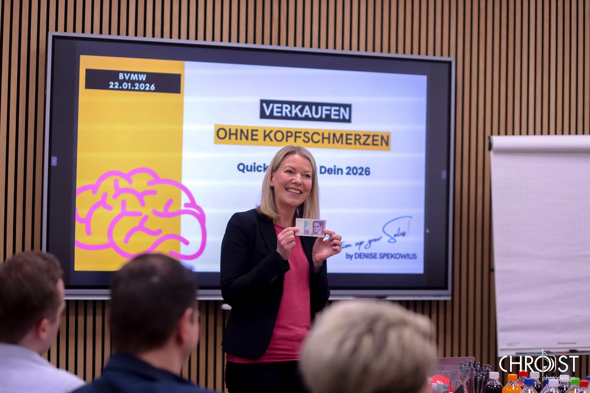 Denise Spekowius zeigt bei ihrem Vortrag „Verkaufen ohne Kopfschmerzen“ beim BVMW einen Zehn-Mark-Schein