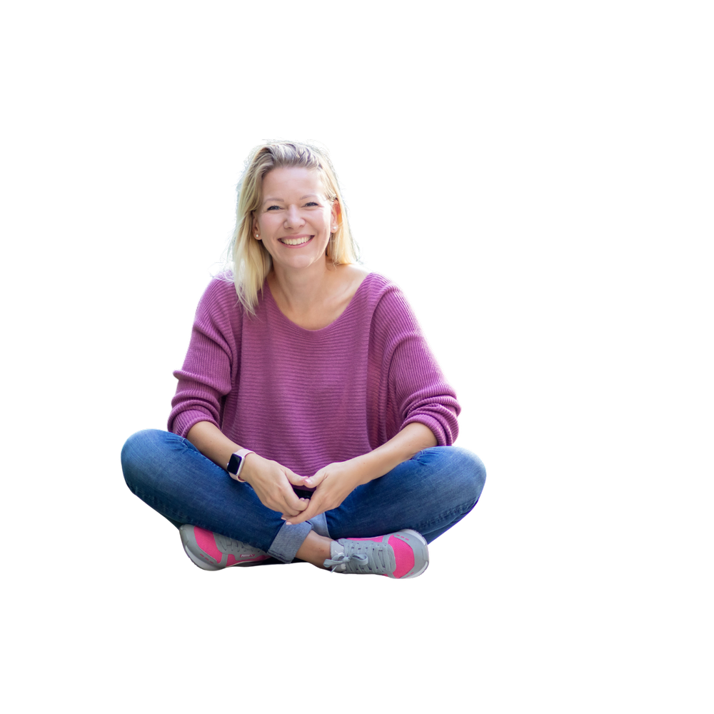 Denise Spekowius, Sales Coach & Trainer-Mentorin für Neukundengewinnung, lächelnd im Schneidersitz