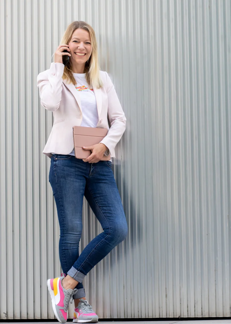 Denise Spekowius, Sales Coach, telefonierend