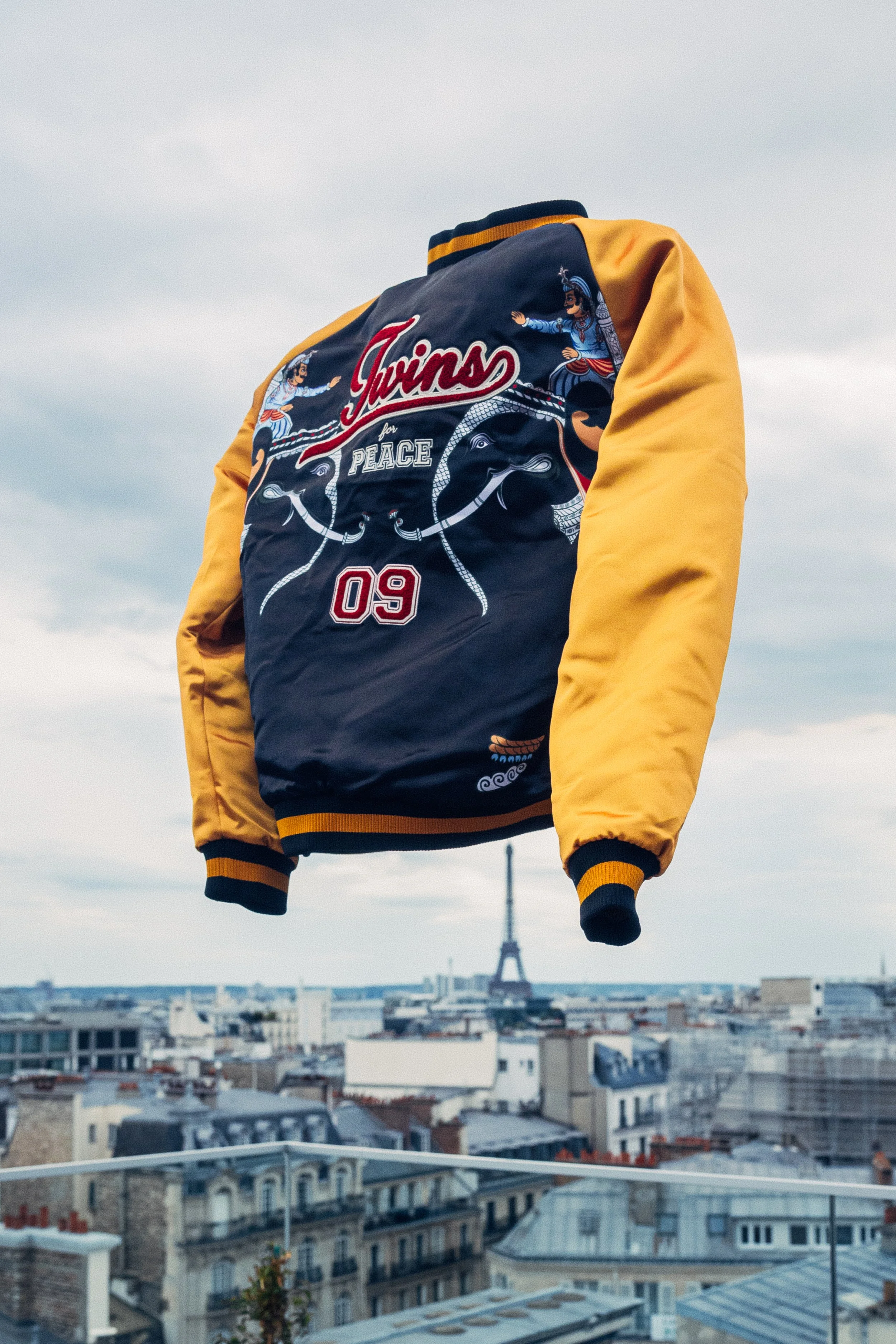 Photo d'une veste avec tour eiffel shooting lifestyle marque