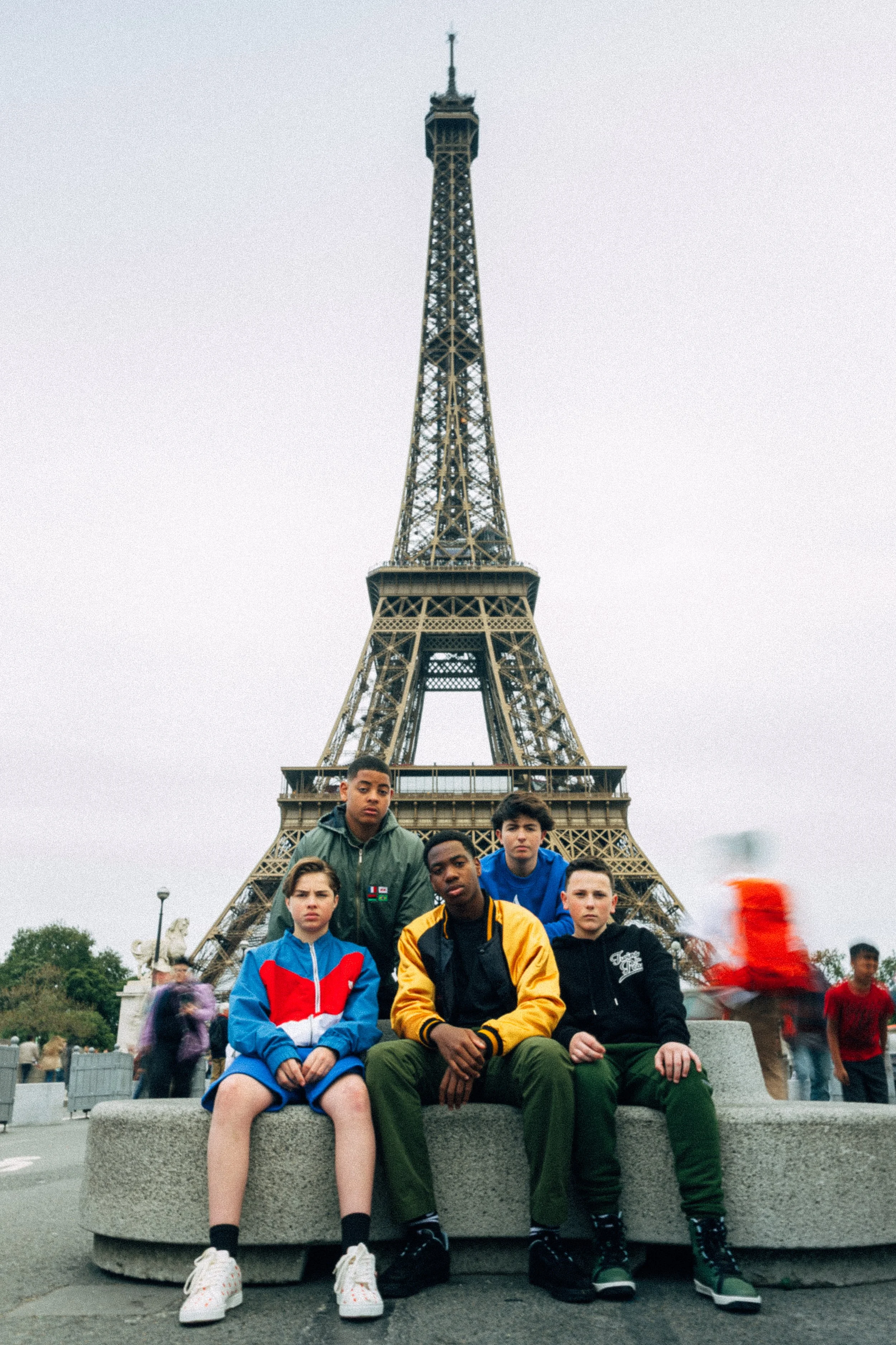 Shooting photo marque de vêtements — campagne dans Paris devant la tour eiffel