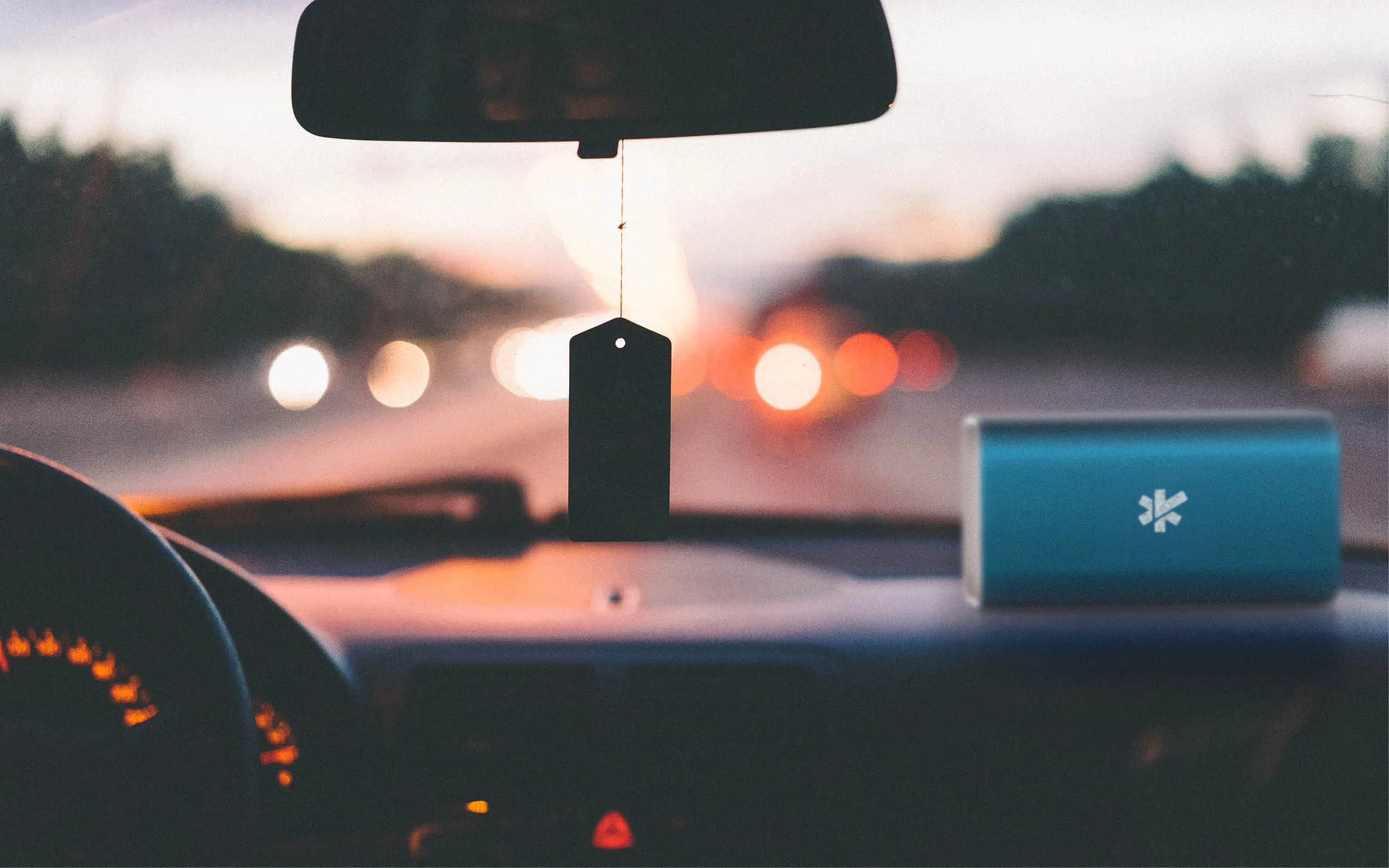 Medicooler op het dashboard van een auto